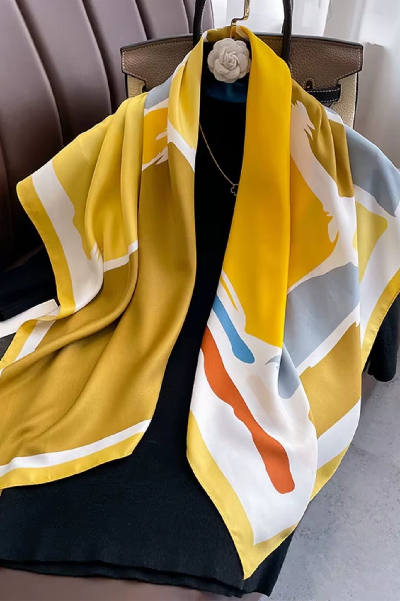 Apaszka w stylu nowoczesnym, z geometrycznym wzorem, idealna na każdą porę roku | KAMEA | Spironik.pl