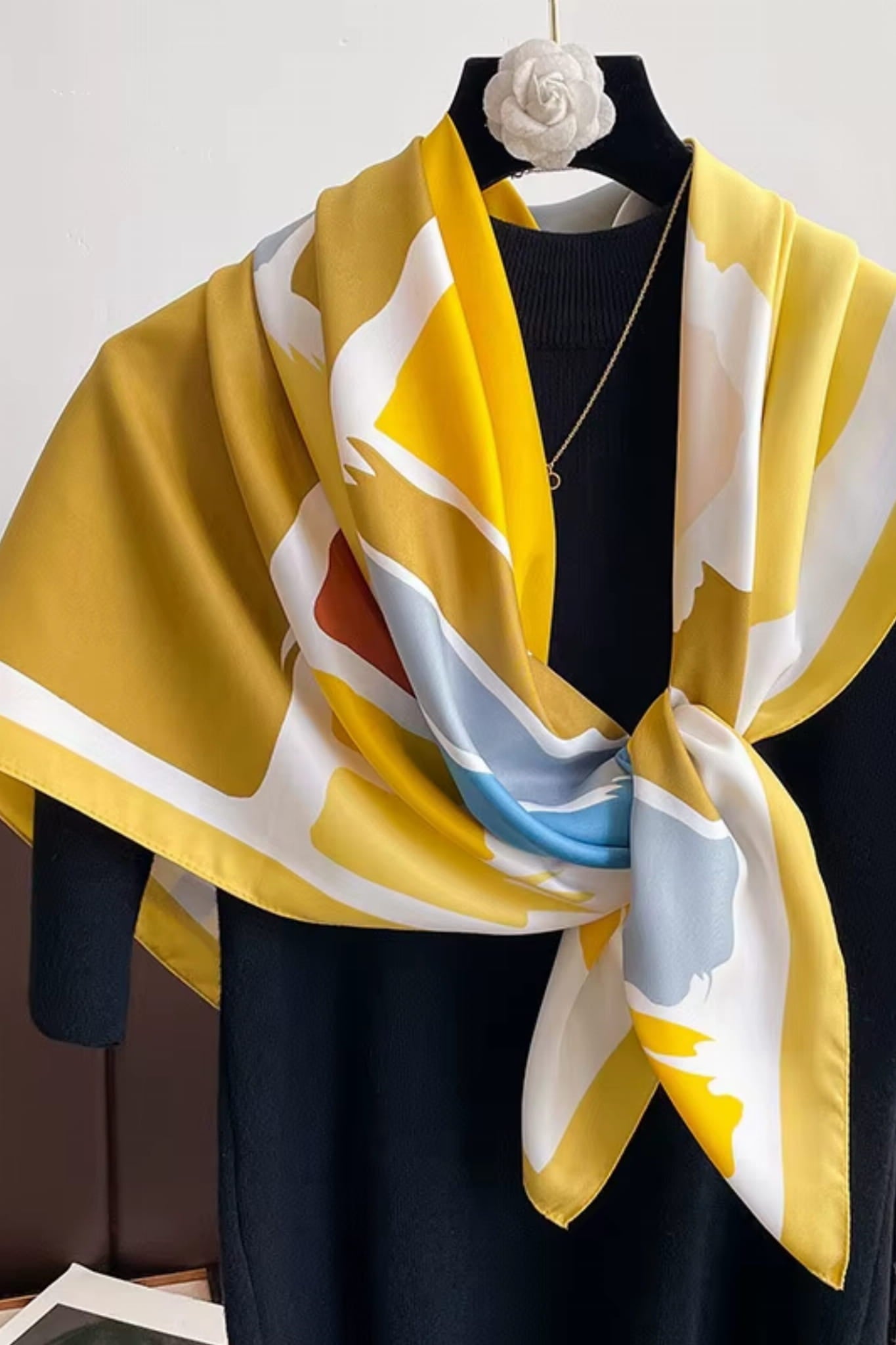 Apaszka w rozmiarze 90x90 cm, doskonała jako ozdoba torebki lub do włosów | KAMEA | Spironik.pl