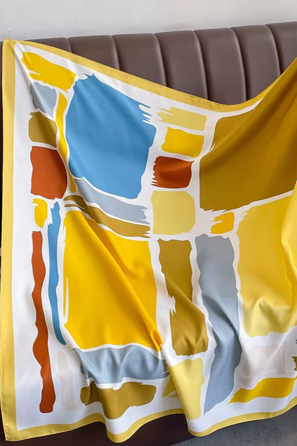 Apaszka 90x90 cm w użyciu, stylowo związana na szyi, dodająca energii codziennej stylizacji | KAMEA | Spironik.pl