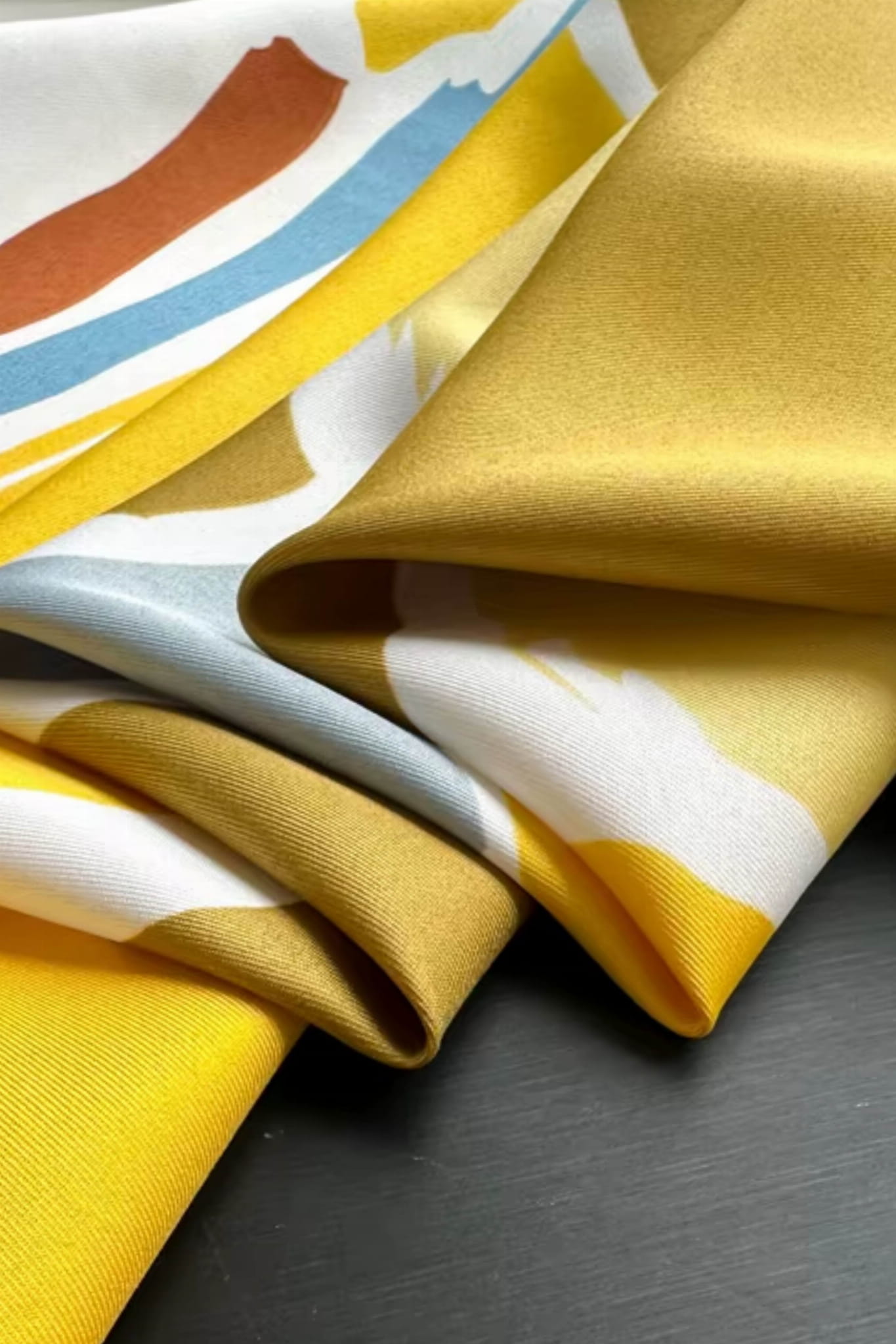 Bok apaszki „Kolorowe Bloki”, prezentujący różnorodność kolorów: szary, rdzawy i biały | KAMEA | Spironik.pl