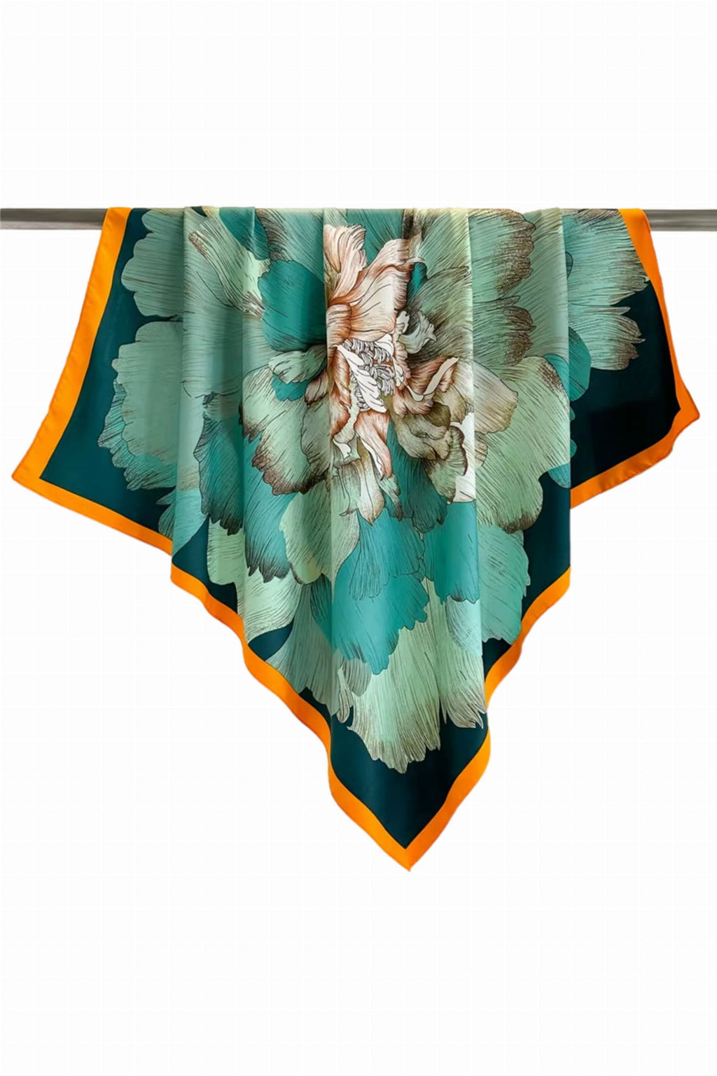 Detal apaszki 90x90 cm z motywem piwonii w odcieniach szmaragdowej zieleni i mięty | KAMEA | Spironik.pl