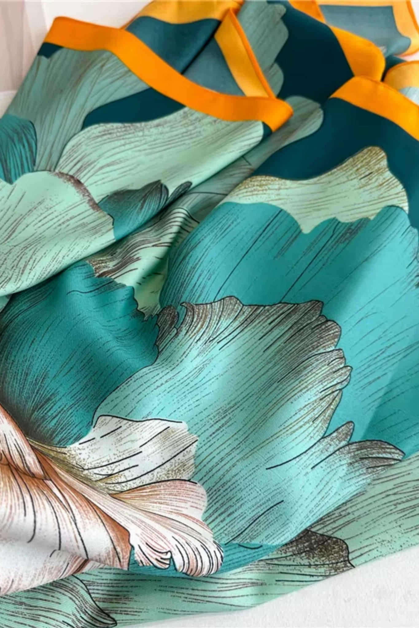 Apaszka w użyciu jako elegancki dodatek do stylizacji, noszona na szyi | KAMEA | Spironik.pl