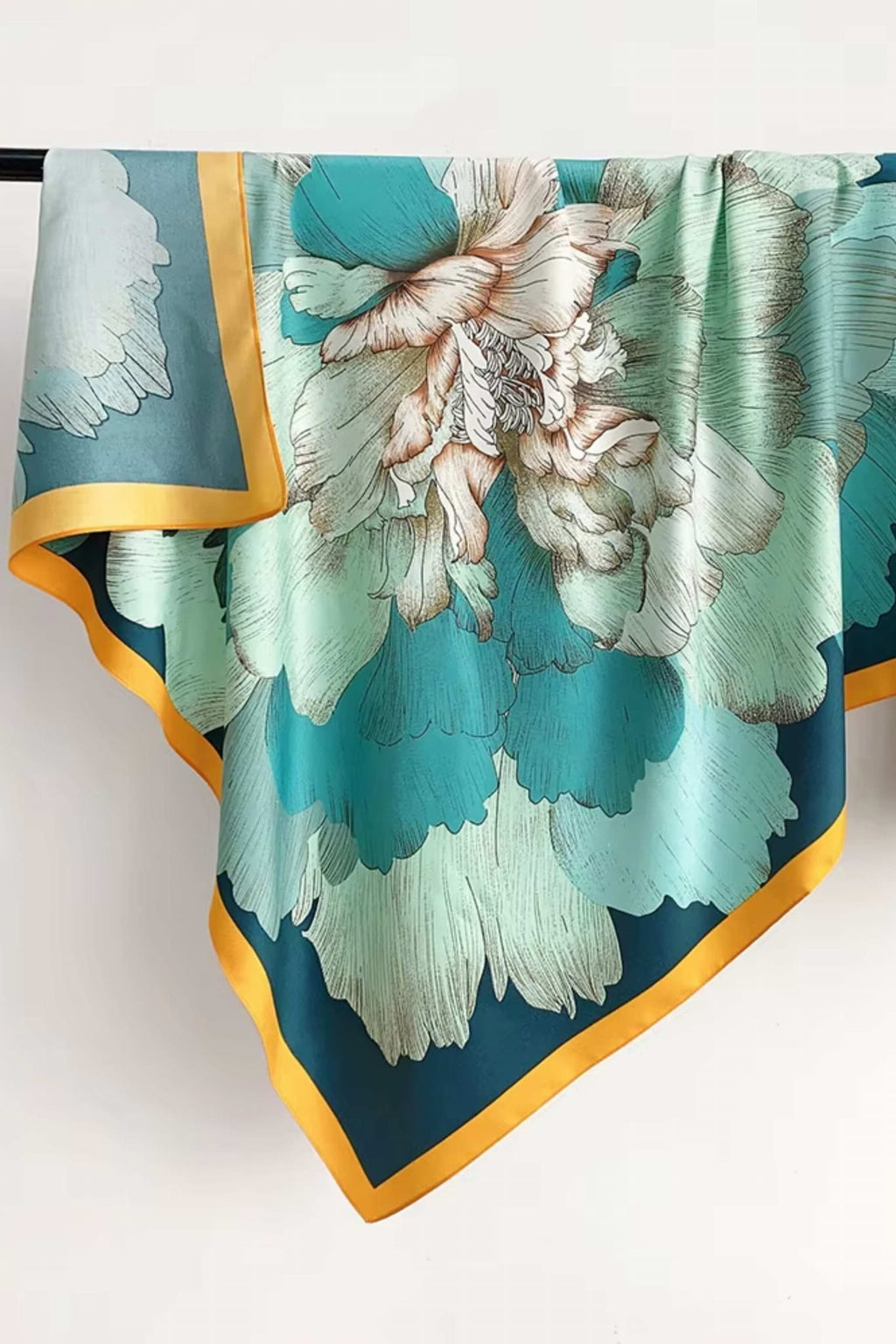 Bok apaszki „Szmaragdowa Piwonia” ukazujący subtelny połysk imitacji jedwabiu | KAMEA | Spironik.pl