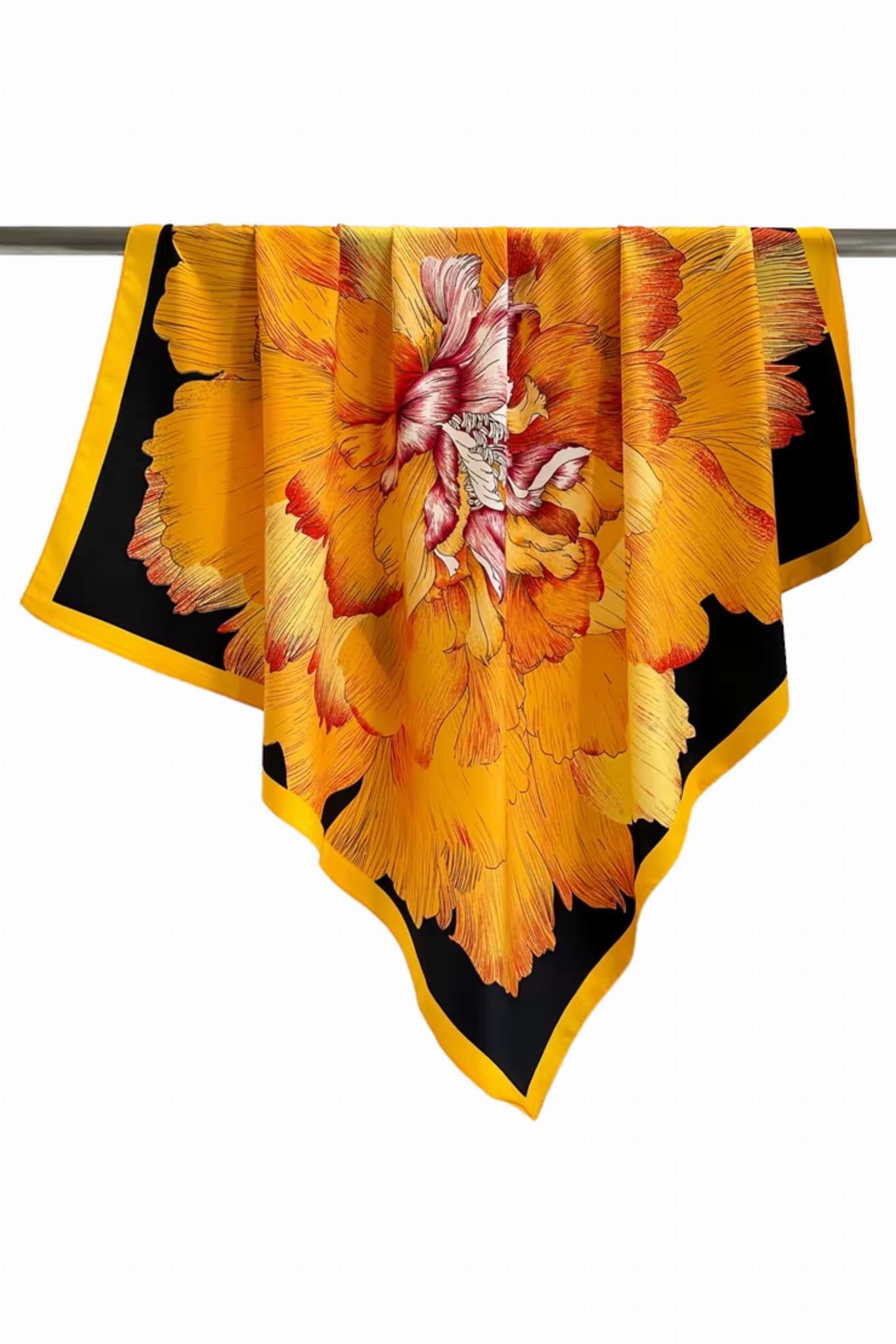 Detal apaszki „Złota Piwonia” z imitacji jedwabiu, ukazujący miękką fakturę materiału | KAMEA | Spironik.pl