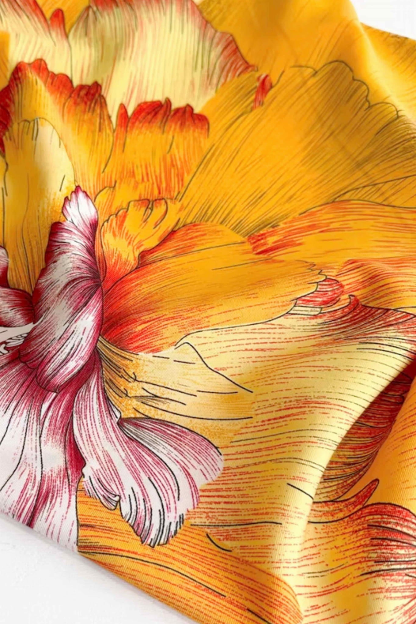 Bok apaszki „Złota Piwonia” z widocznym wzorem piwonii w odcieniach złota i miodu | KAMEA | Spironik.pl