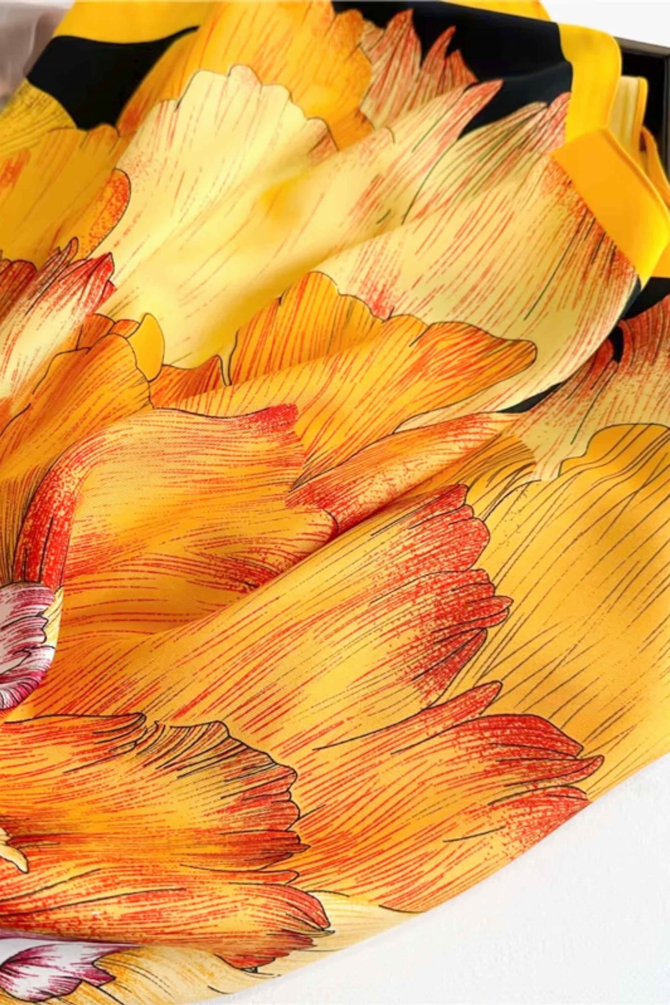 Apaszka 90x90 cm z kwiatowym motywem, idealna do noszenia na szyi lub jako dodatek do torebki | KAMEA | Spironik.pl