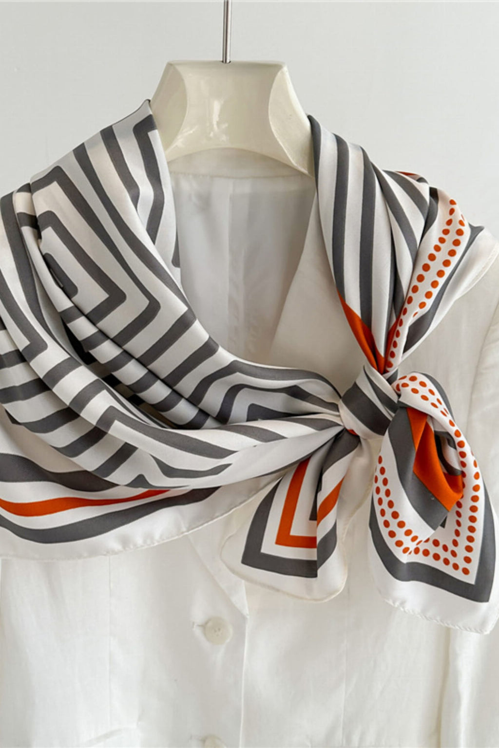 Apaszka, Model: F240-1//T36//15, Kolor: szary, Skład materiału: 100% Poliester, Przeznaczenie: Wielosezonowe, Wymiary(długość/szerokość): 90cm/90cm