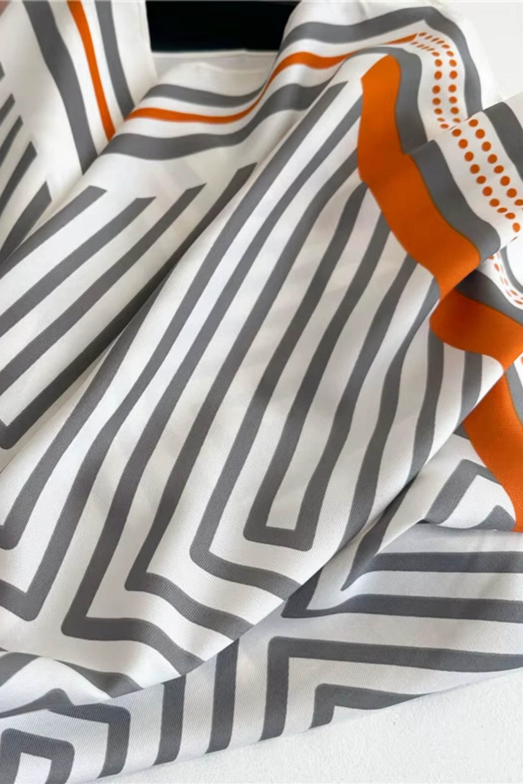 Apaszka, Model: F240-1//T36//15, Kolor: szary, Skład materiału: 100% Poliester, Przeznaczenie: Wielosezonowe, Wymiary(długość/szerokość): 90cm/90cm (Apaszka, zdjęcie 3)