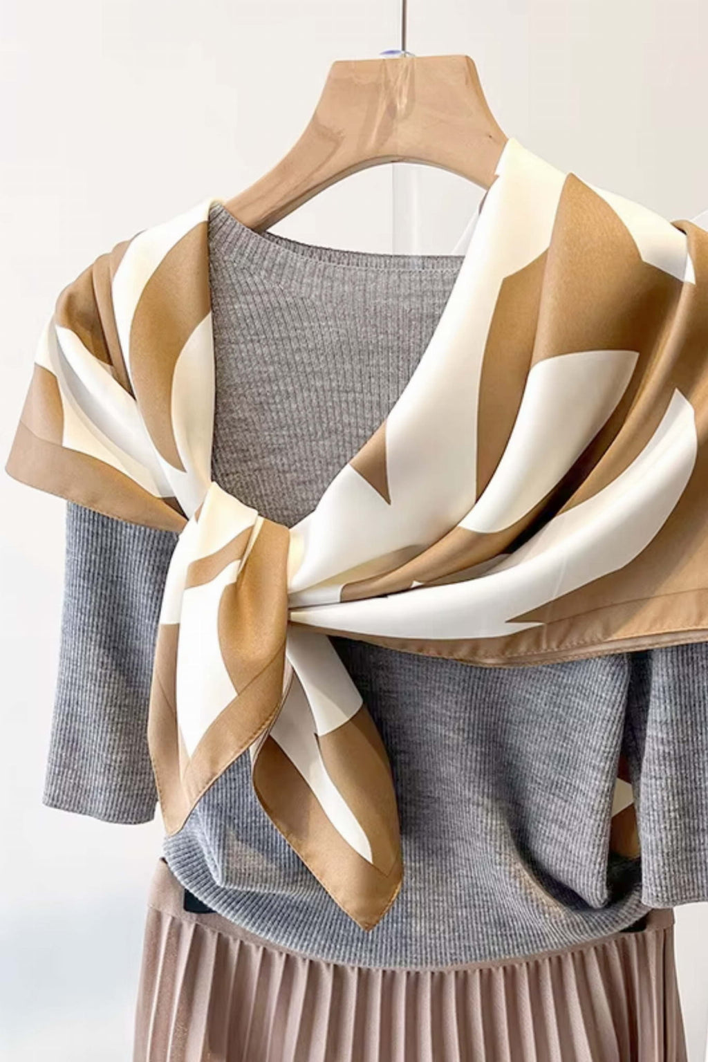 Bok apaszki ukazujący delikatną fakturę materiału oraz elegancki wzór w odcieniach beżu | KAMEA | Spironik.pl