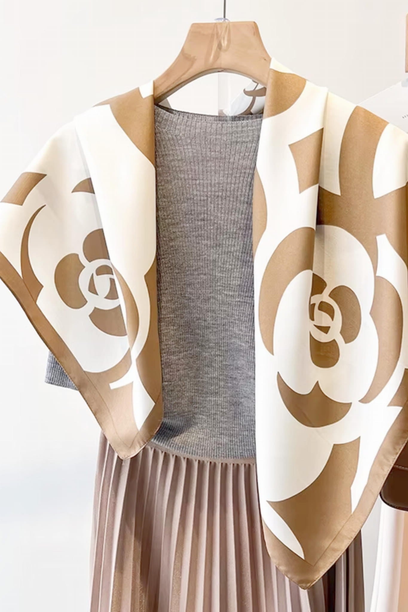 Detal wzoru apaszki „Kwiatowa Moc” z graficznymi kwiatami w beżowej kolorystyce | KAMEA | Spironik.pl