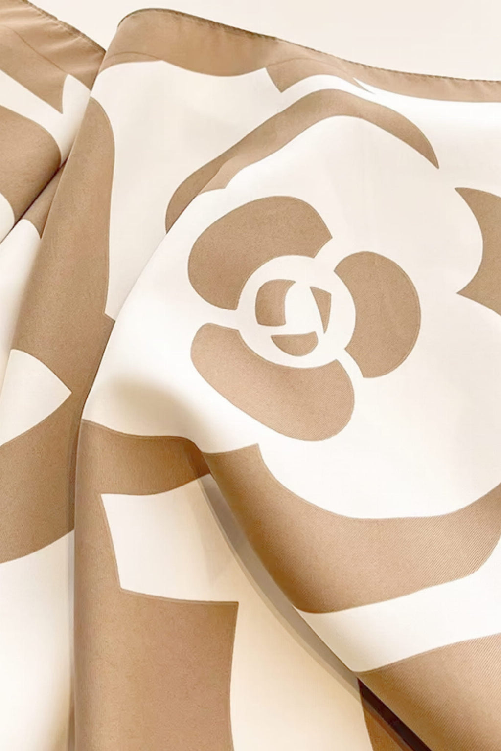 Apaszka w stylu nowoczesnym, idealna do noszenia na szyi lub jako dodatek do torebki | KAMEA | Spironik.pl