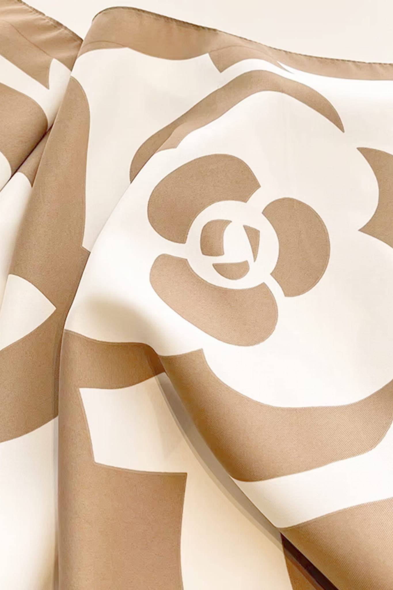 Apaszka w stylu nowoczesnym, idealna do noszenia na szyi lub jako dodatek do torebki | KAMEA | Spironik.pl