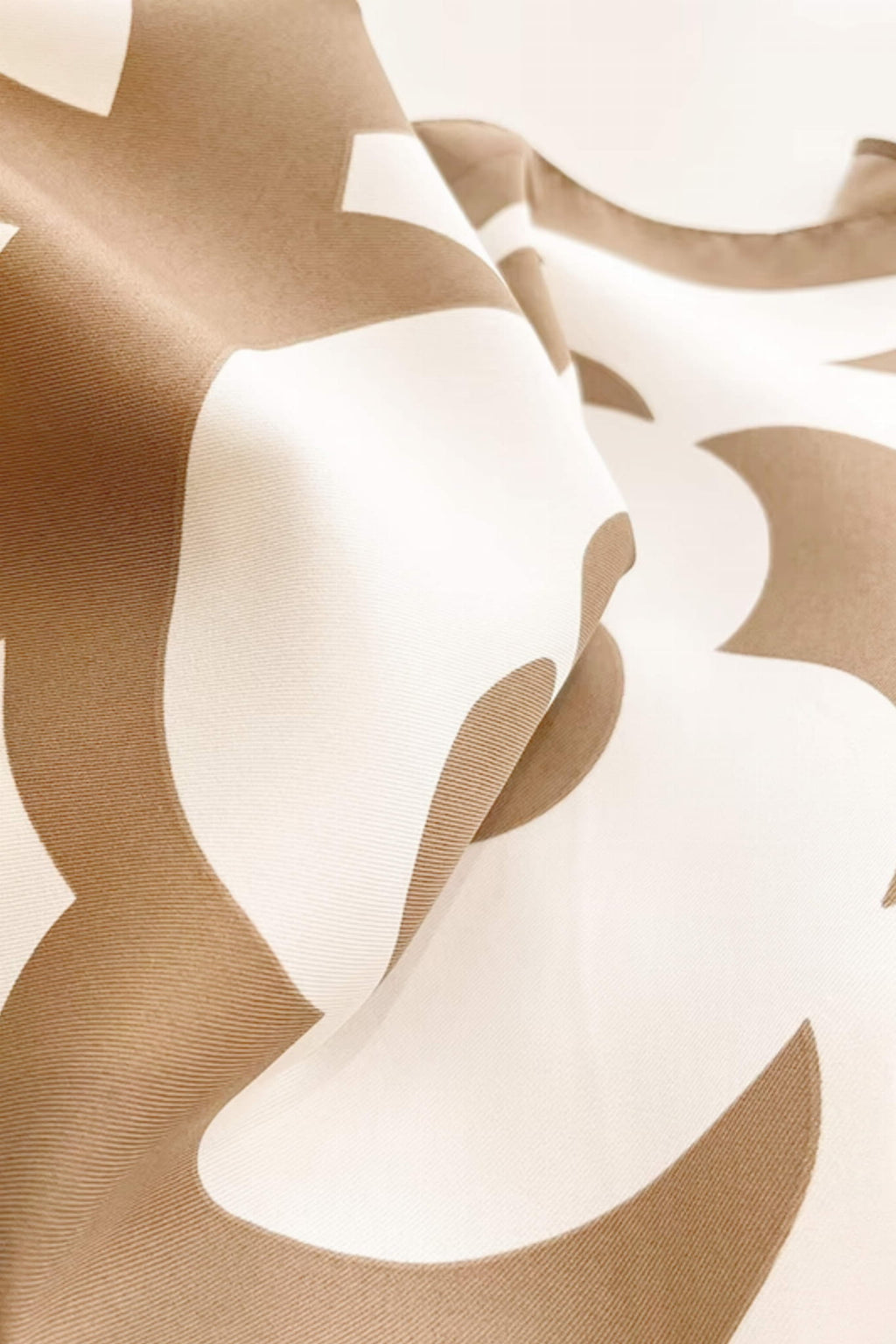 Wykonanie apaszki z wysokiej jakości imitacji jedwabiu, przyjemnej w dotyku i miękko układającej się | KAMEA | Spironik.pl