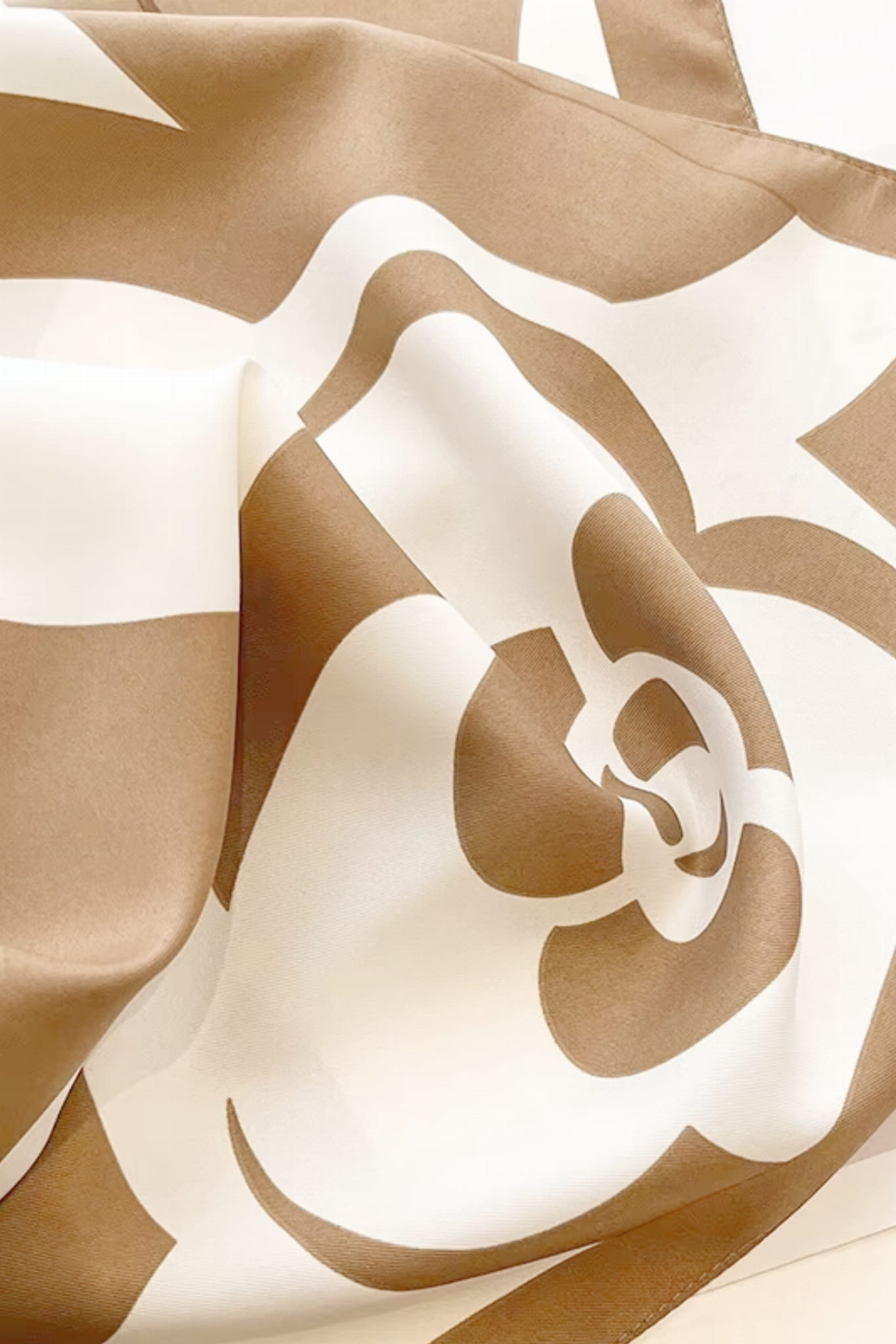 Apaszka „Kwiatowa Moc” w użyciu, zawiązana na włosach, podkreślająca indywidualny styl | KAMEA | Spironik.pl