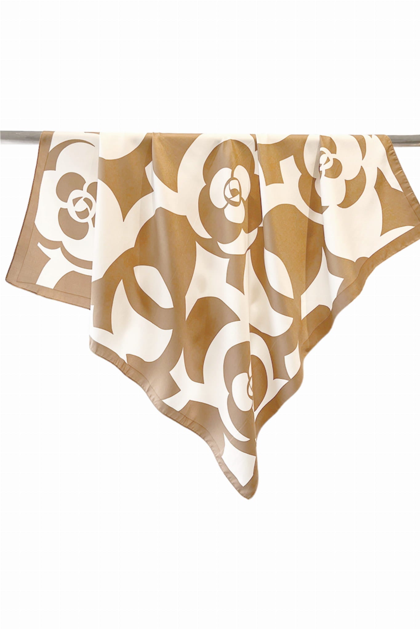 Apaszka, Model: F198//T37//16, Kolor: beżowy, Skład materiału: 100% Poliester, Przeznaczenie: Wielosezonowe, Wymiary(długość/szerokość): 90cm/90cm