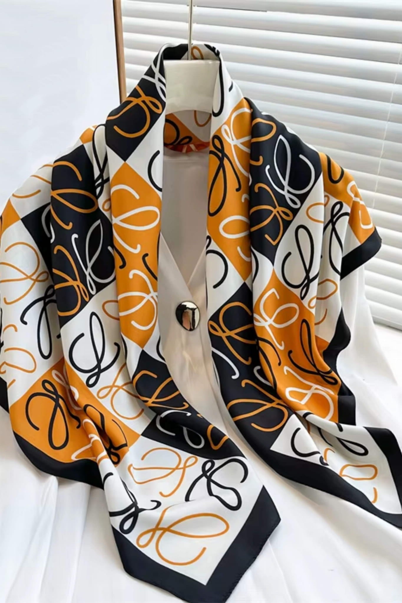 Apaszka, Model: F219-1//T35//14, Kolor: pomarańczowy, Skład materiału: 100% Poliester, Przeznaczenie: Wielosezonowe, Wymiary(długość/szerokość): 90cm/90cm