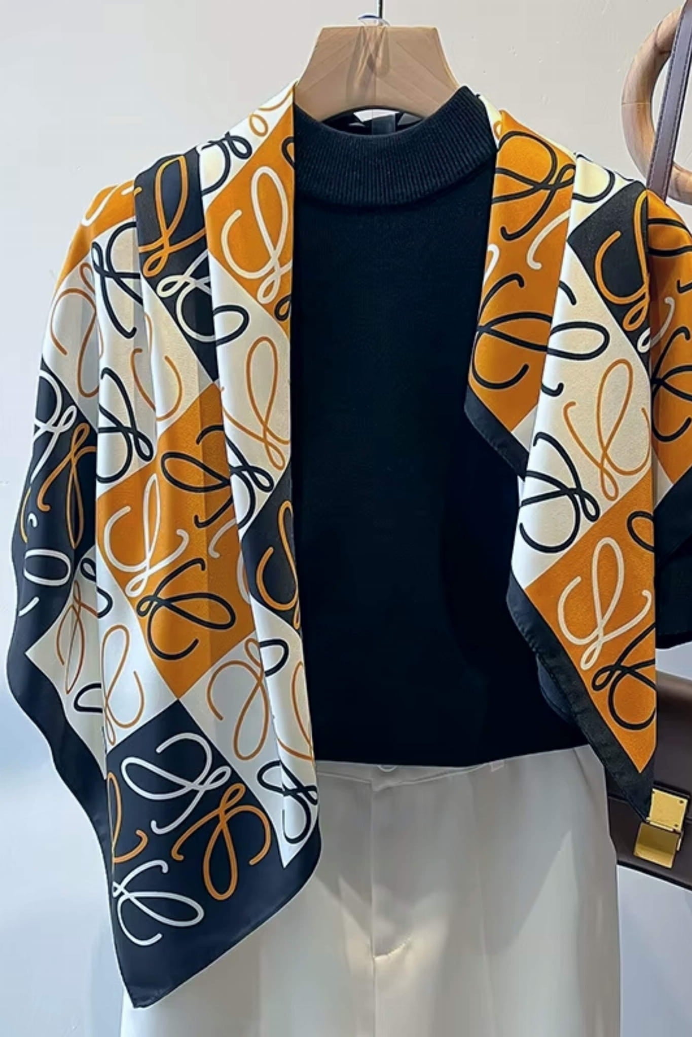 Apaszka, Model: F219-1//T35//14, Kolor: pomarańczowy, Skład materiału: 100% Poliester, Przeznaczenie: Wielosezonowe, Wymiary(długość/szerokość): 90cm/90cm (Apaszka, zdjęcie 6)