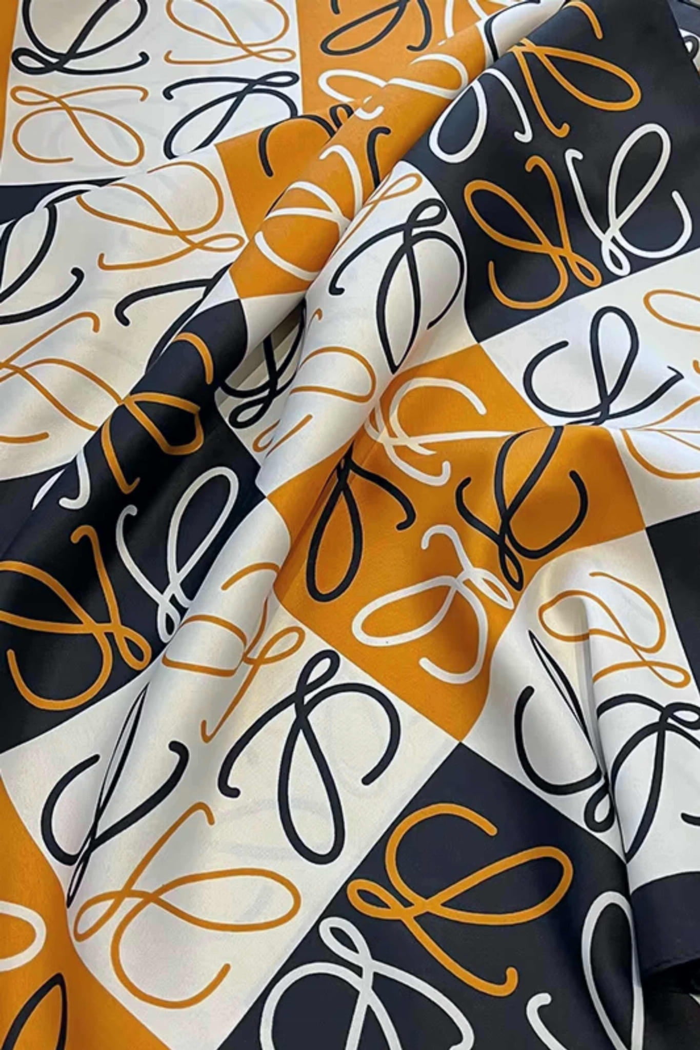 Apaszka, Model: F219-1//T35//14, Kolor: pomarańczowy, Skład materiału: 100% Poliester, Przeznaczenie: Wielosezonowe, Wymiary(długość/szerokość): 90cm/90cm (Apaszka, zdjęcie 3)