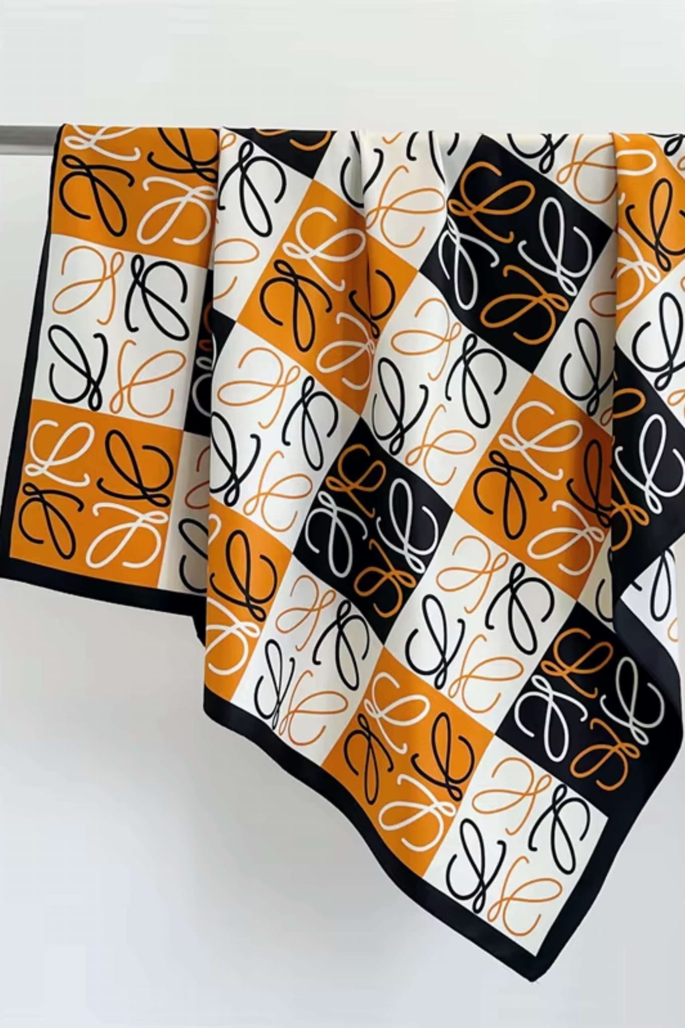 Apaszka, Model: F219-1//T35//14, Kolor: pomarańczowy, Skład materiału: 100% Poliester, Przeznaczenie: Wielosezonowe, Wymiary(długość/szerokość): 90cm/90cm (Apaszka, zdjęcie 2)