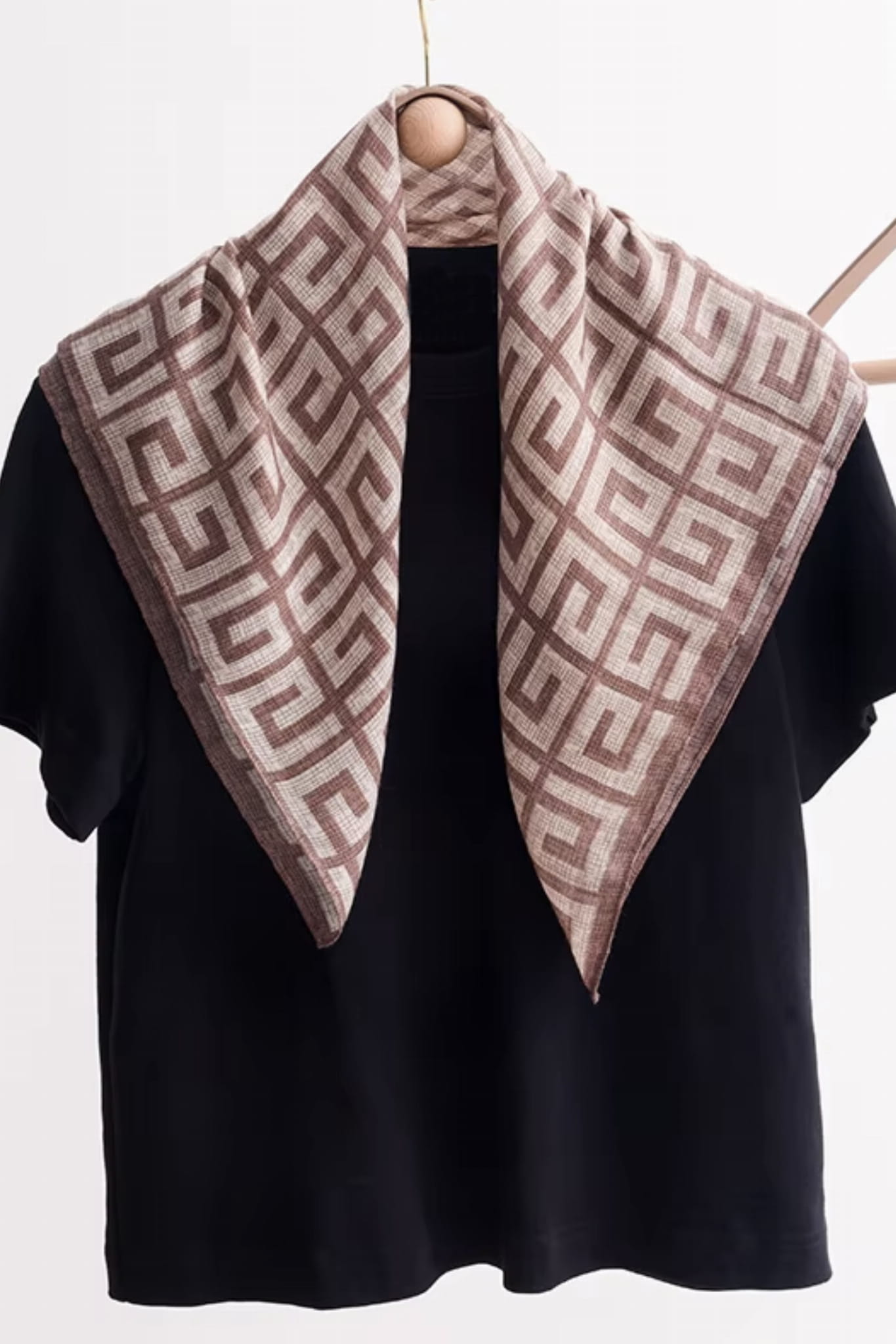 Apaszka, Model: F216-2//T35//14, Kolor: jasny brązowy, Skład materiału: 100% Poliester, Przeznaczenie: Wielosezonowe, Wymiary(długość/szerokość): 90cm/90cm (Apaszka, zdjęcie 3)