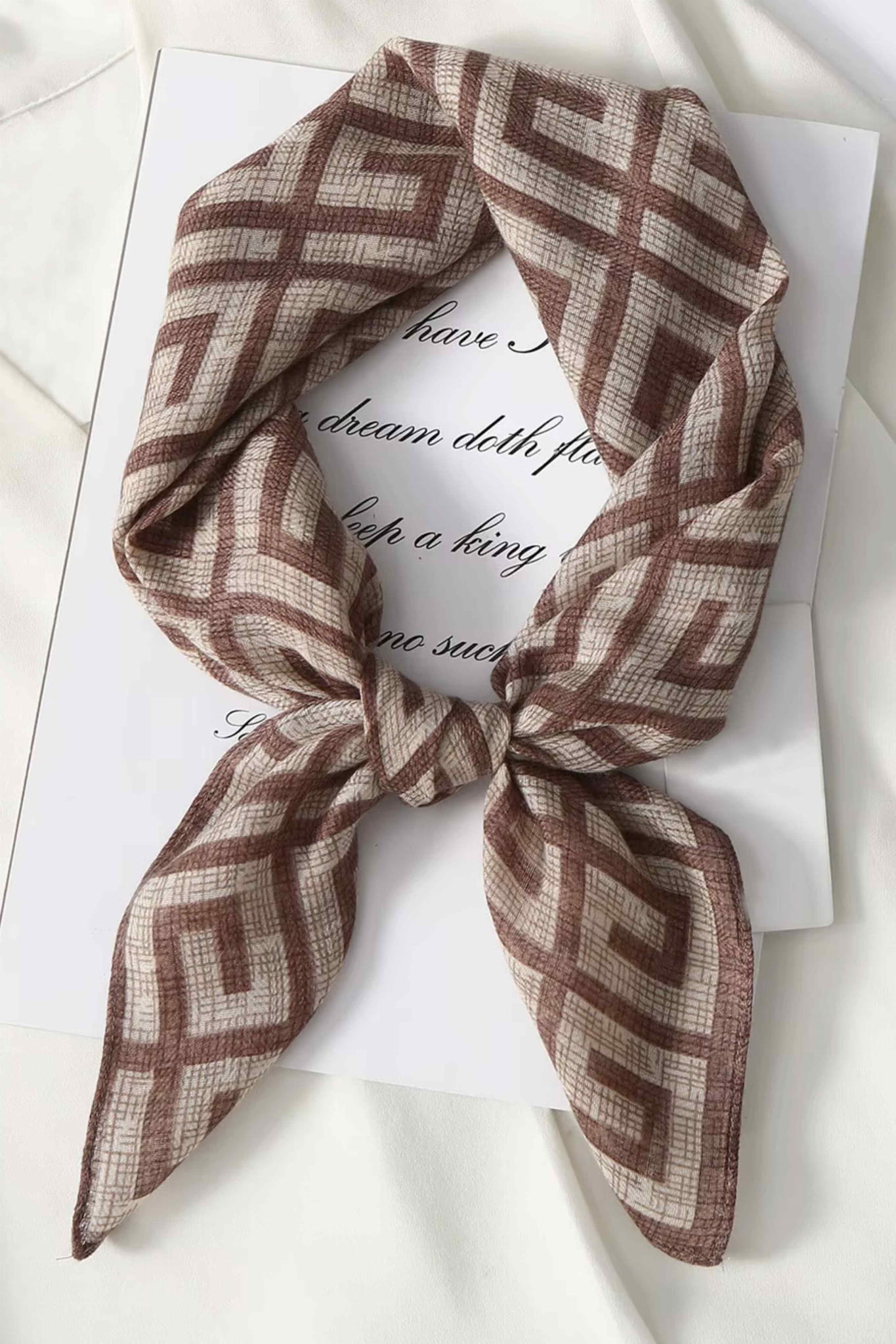 Apaszka, Model: F216-2//T35//14, Kolor: jasny brązowy, Skład materiału: 100% Poliester, Przeznaczenie: Wielosezonowe, Wymiary(długość/szerokość): 90cm/90cm (Apaszka, zdjęcie 2)