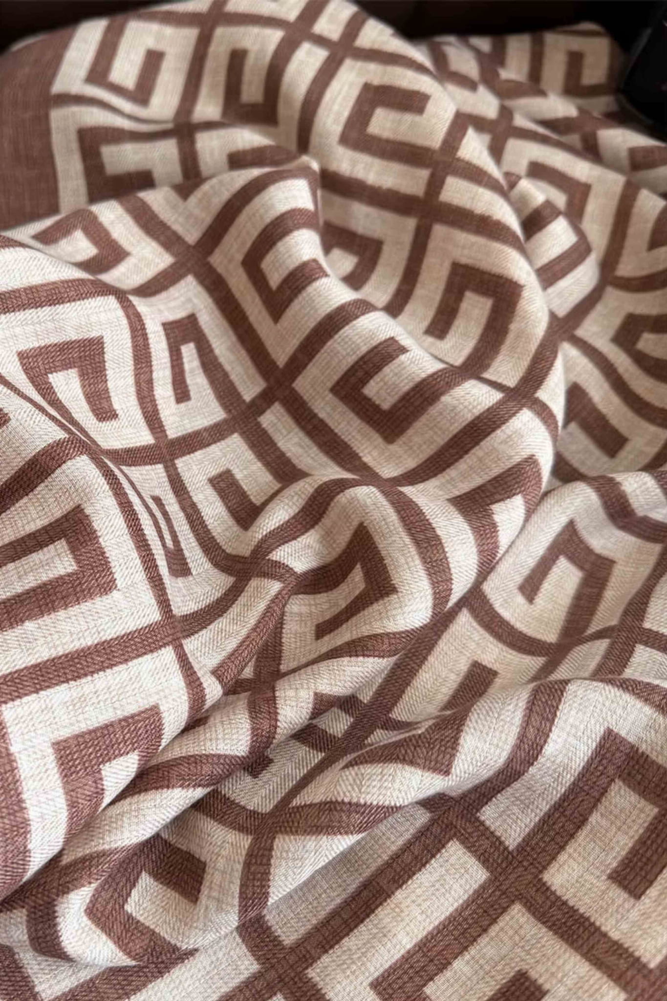 Apaszka, Model: F216-2//T35//14, Kolor: jasny brązowy, Skład materiału: 100% Poliester, Przeznaczenie: Wielosezonowe, Wymiary(długość/szerokość): 90cm/90cm (Apaszka, zdjęcie 6)