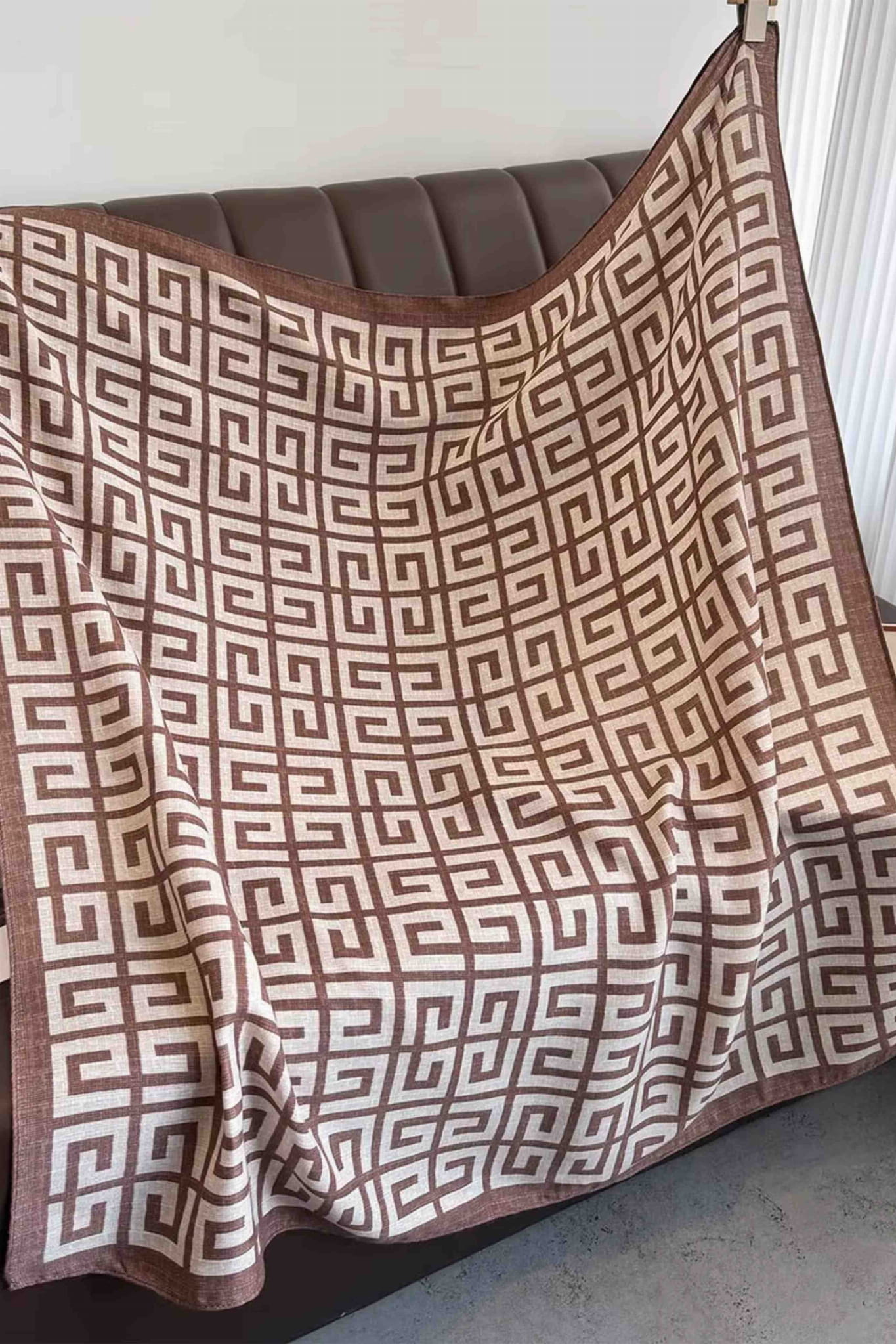 Apaszka, Model: F216-2//T35//14, Kolor: jasny brązowy, Skład materiału: 100% Poliester, Przeznaczenie: Wielosezonowe, Wymiary(długość/szerokość): 90cm/90cm (Apaszka, zdjęcie 7)