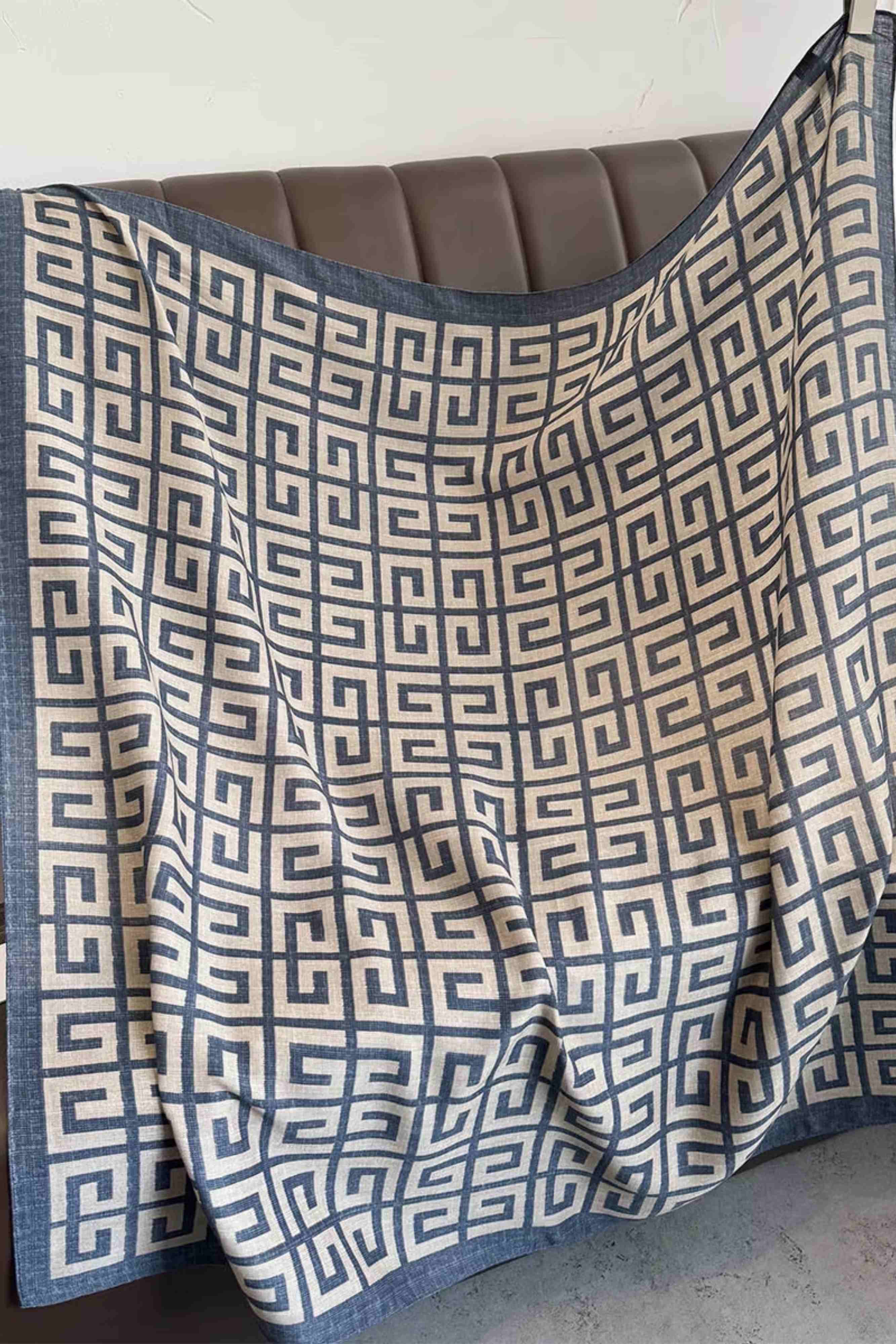 Apaszka, Model: F216-4//T35//14, Kolor: grafitowy, Skład materiału: 100% Poliester, Przeznaczenie: Wielosezonowe, Wymiary(długość/szerokość): 90cm/90cm (Apaszka, zdjęcie 4)