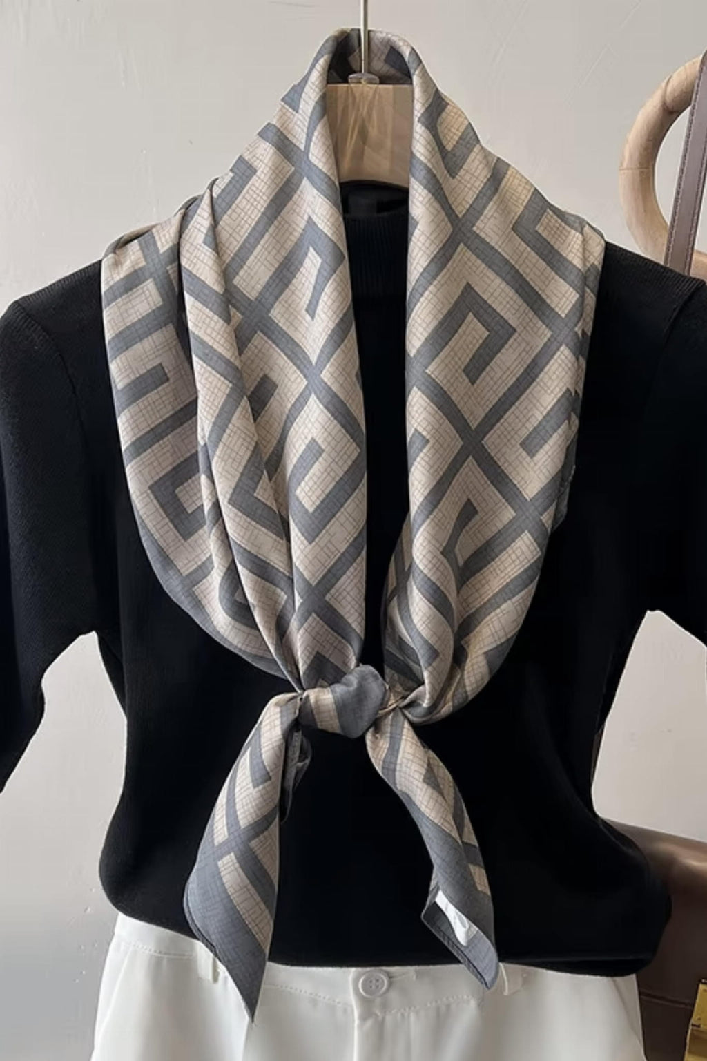 Apaszka, Model: F216-4//T35//14, Kolor: grafitowy, Skład materiału: 100% Poliester, Przeznaczenie: Wielosezonowe, Wymiary(długość/szerokość): 90cm/90cm