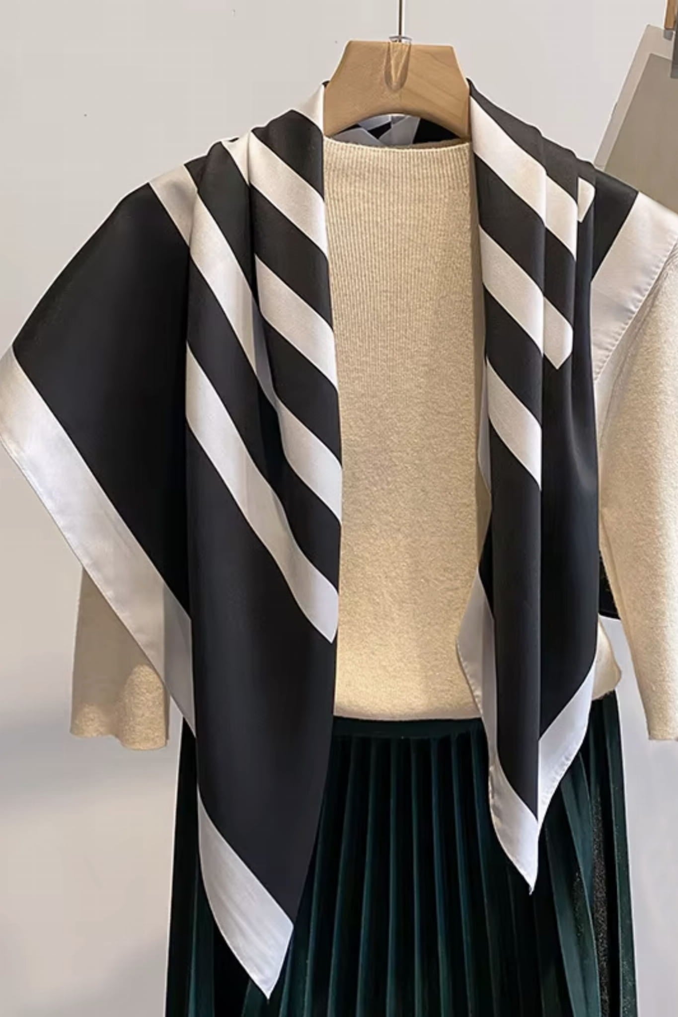 Apaszka, Model: F208//T35//14, Kolor: czarny, Skład materiału: 100% Poliester, Przeznaczenie: Wielosezonowe, Wymiary(długość/szerokość): 90cm/90cm (Apaszka, zdjęcie 3)