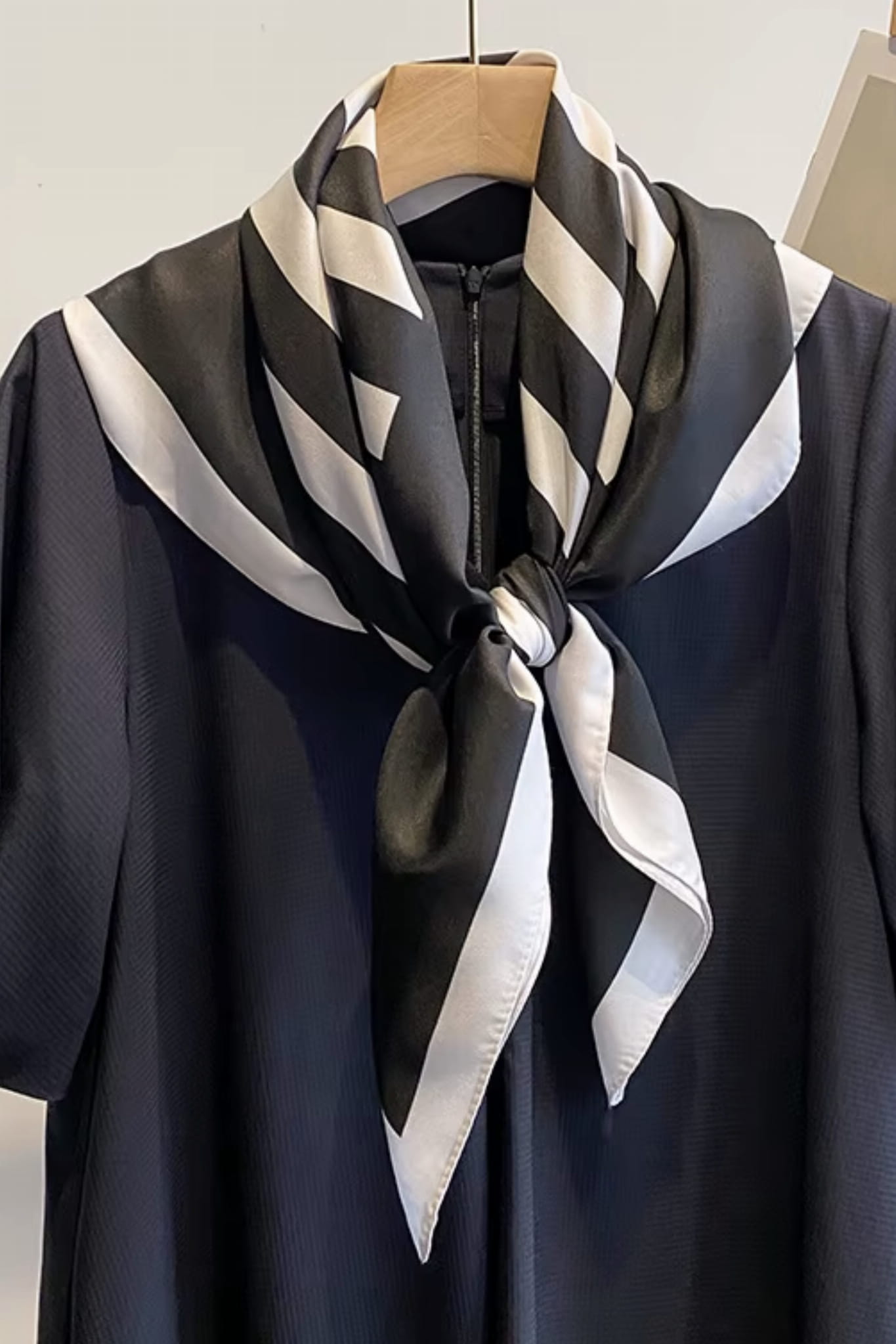 Apaszka, Model: F208//T35//14, Kolor: czarny, Skład materiału: 100% Poliester, Przeznaczenie: Wielosezonowe, Wymiary(długość/szerokość): 90cm/90cm (Apaszka, zdjęcie 2)