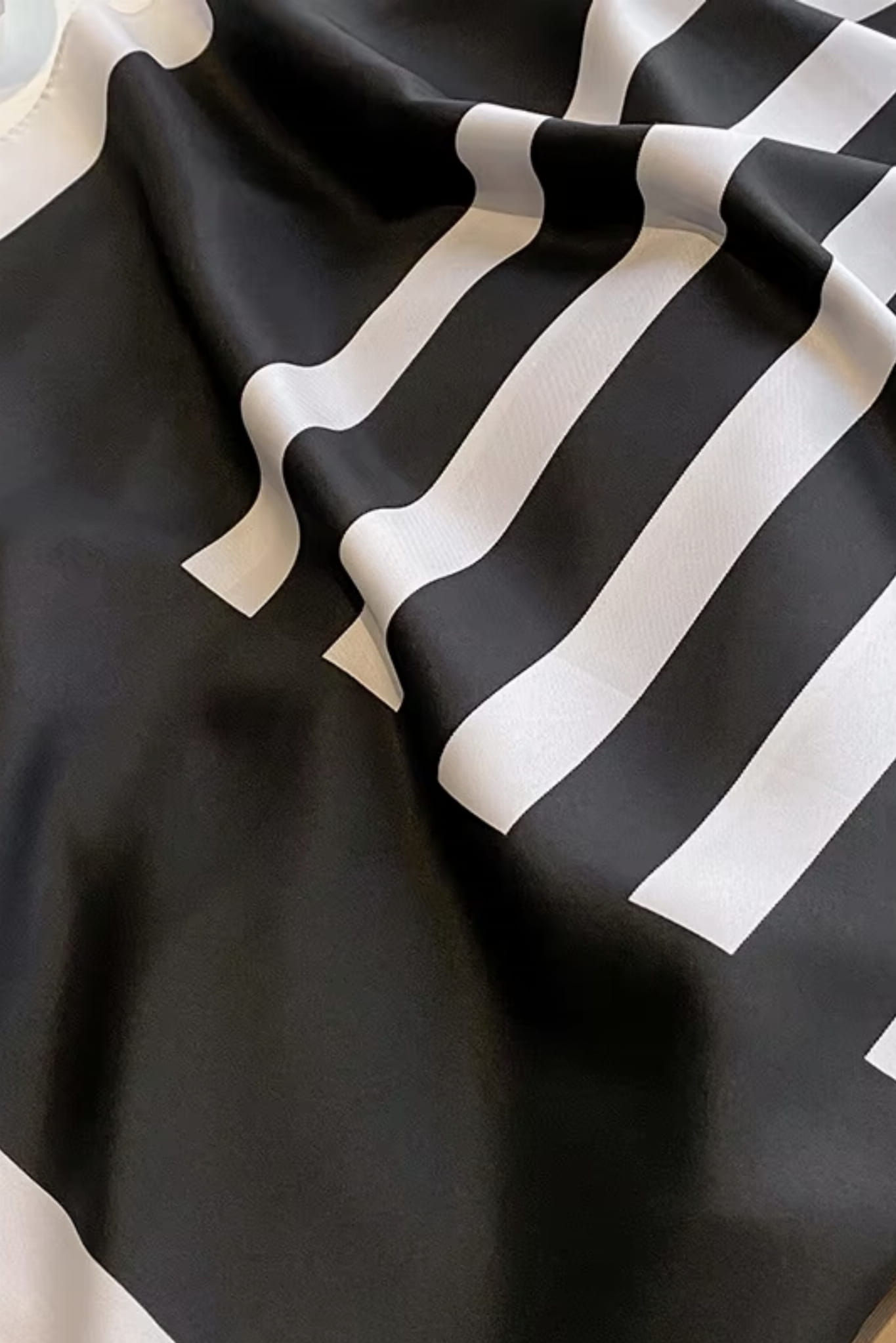 Apaszka, Model: F208//T35//14, Kolor: czarny, Skład materiału: 100% Poliester, Przeznaczenie: Wielosezonowe, Wymiary(długość/szerokość): 90cm/90cm (Apaszka, zdjęcie 4)