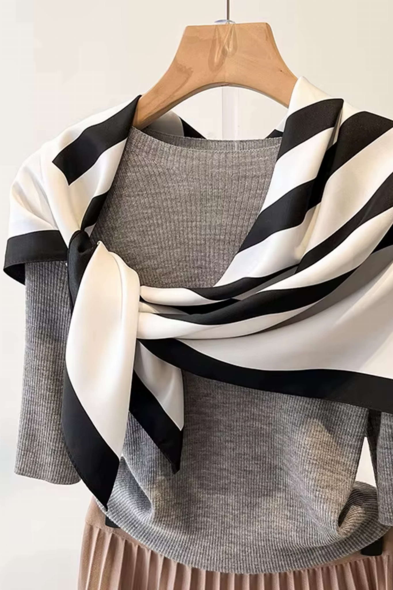 Apaszka, Model: F206//T35//14, Kolor: biały, Skład materiału: 100% Poliester, Przeznaczenie: Wielosezonowe, Wymiary(długość/szerokość): 90cm/90cm (Apaszka, zdjęcie 5)