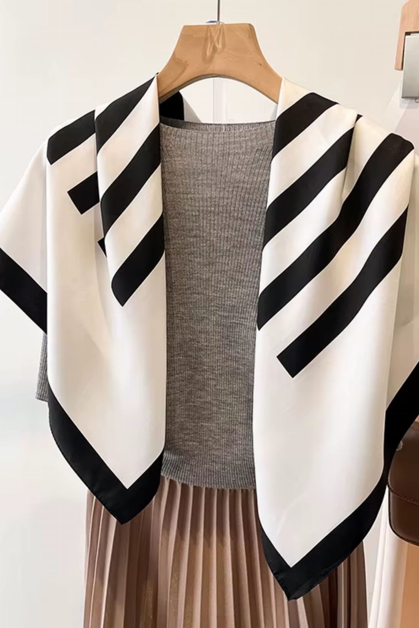 Apaszka, Model: F206//T35//14, Kolor: biały, Skład materiału: 100% Poliester, Przeznaczenie: Wielosezonowe, Wymiary(długość/szerokość): 90cm/90cm (Apaszka, zdjęcie 2)