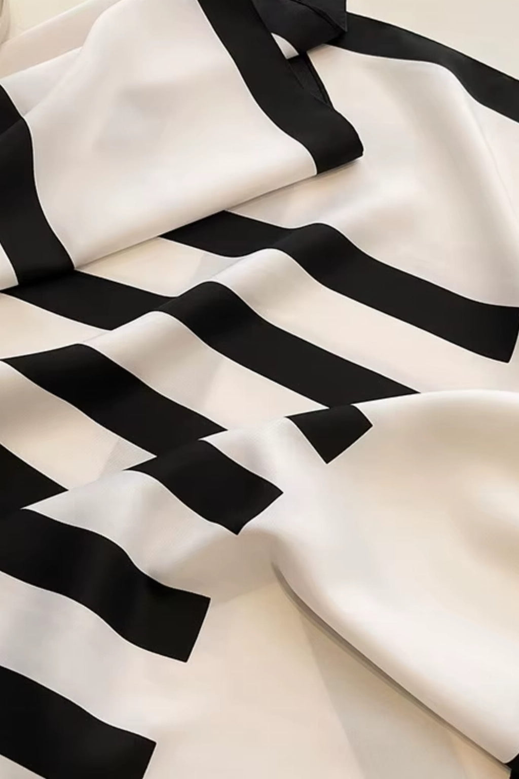 Apaszka, Model: F206//T35//14, Kolor: biały, Skład materiału: 100% Poliester, Przeznaczenie: Wielosezonowe, Wymiary(długość/szerokość): 90cm/90cm (Apaszka, zdjęcie 3)