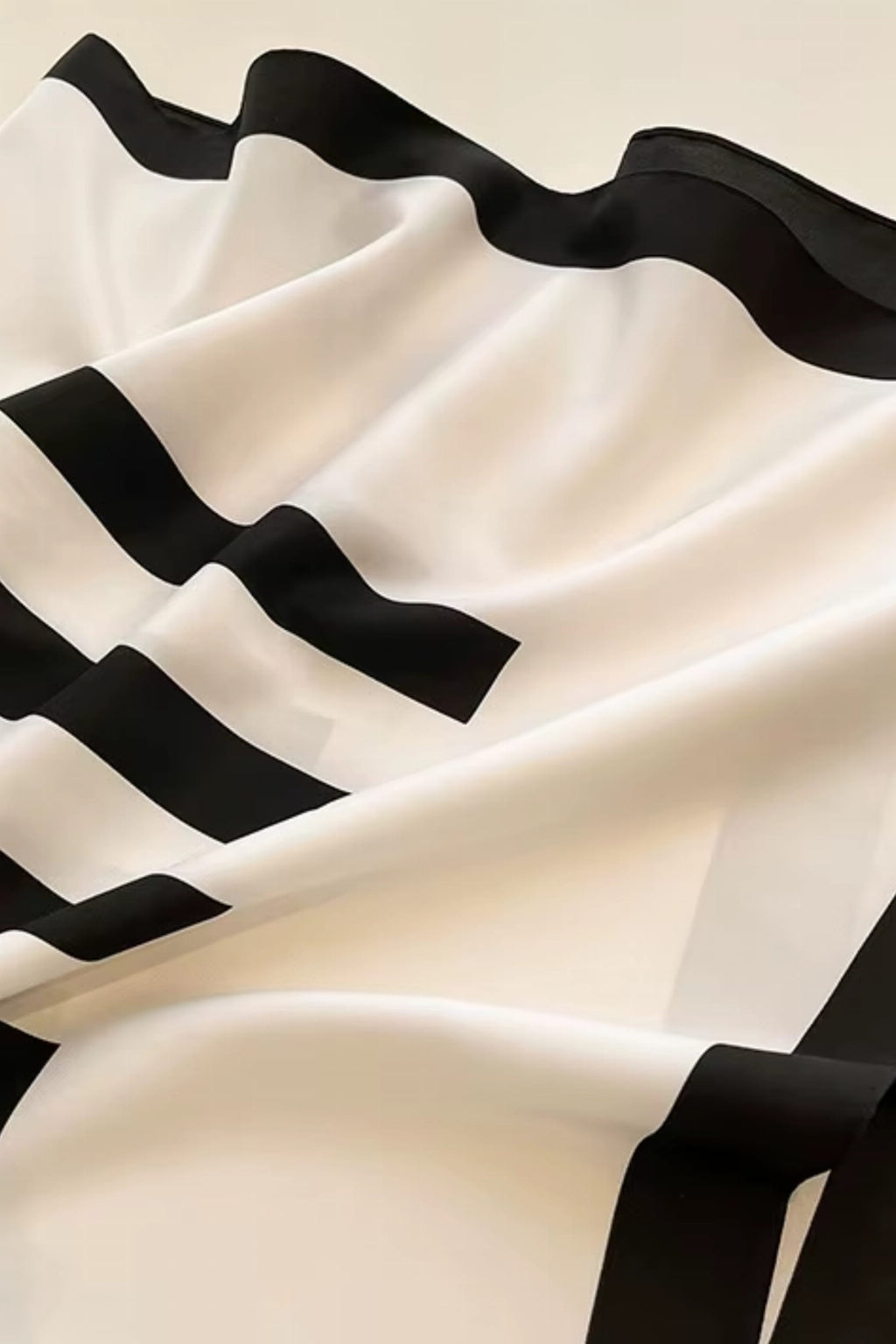 Apaszka, Model: F206//T35//14, Kolor: biały, Skład materiału: 100% Poliester, Przeznaczenie: Wielosezonowe, Wymiary(długość/szerokość): 90cm/90cm (Apaszka, zdjęcie 4)