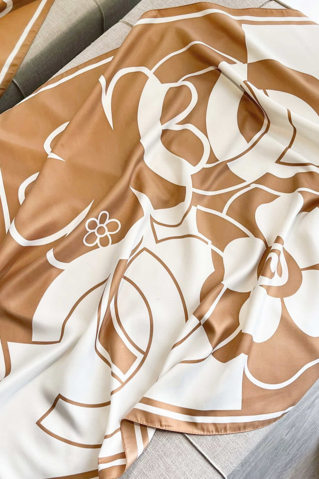 Widok z boku apaszki 90x90, podkreślający minimalistyczny design i nowoczesny motyw | KAMEA | Spironik.pl