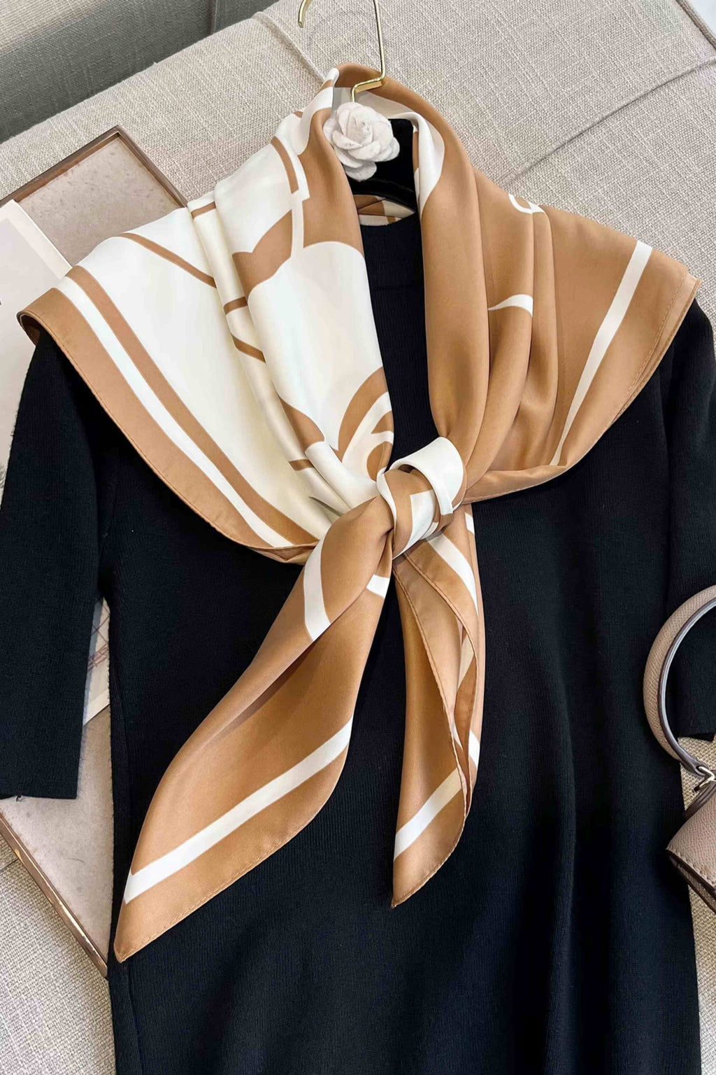 Apaszka w użyciu, stylowo zestawiona z klasycznym swetrem w eleganckim wydaniu | KAMEA | Spironik.pl