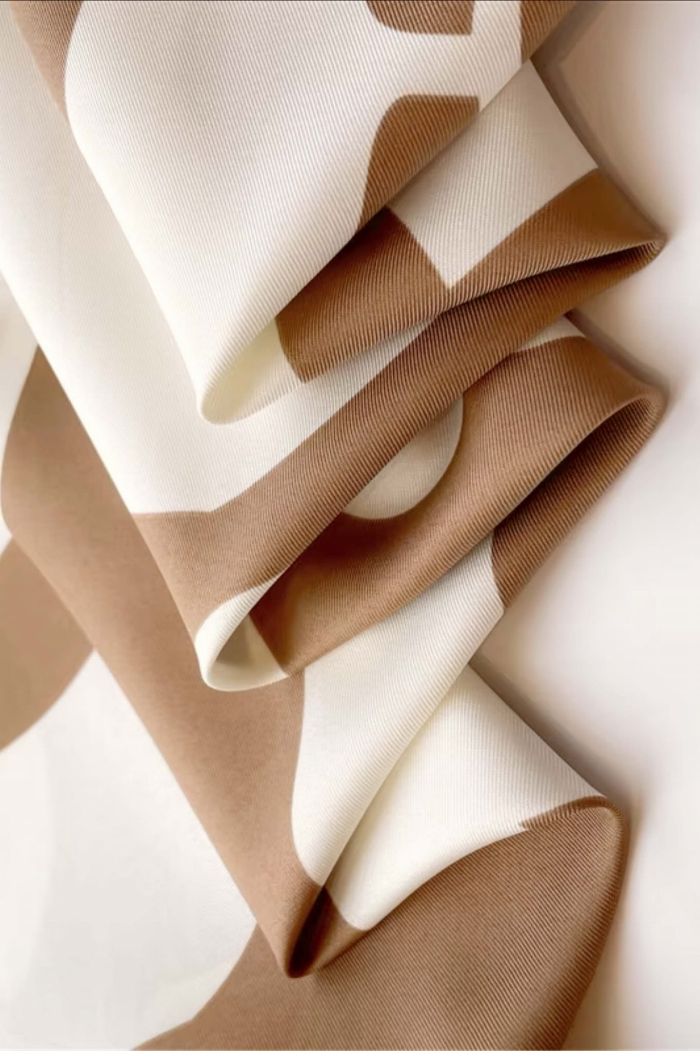 Kwiatowy wzór apaszki na tle śmietankowej bieli, tworzący elegancki kontrast kolorystyczny | KAMEA | Spironik.pl