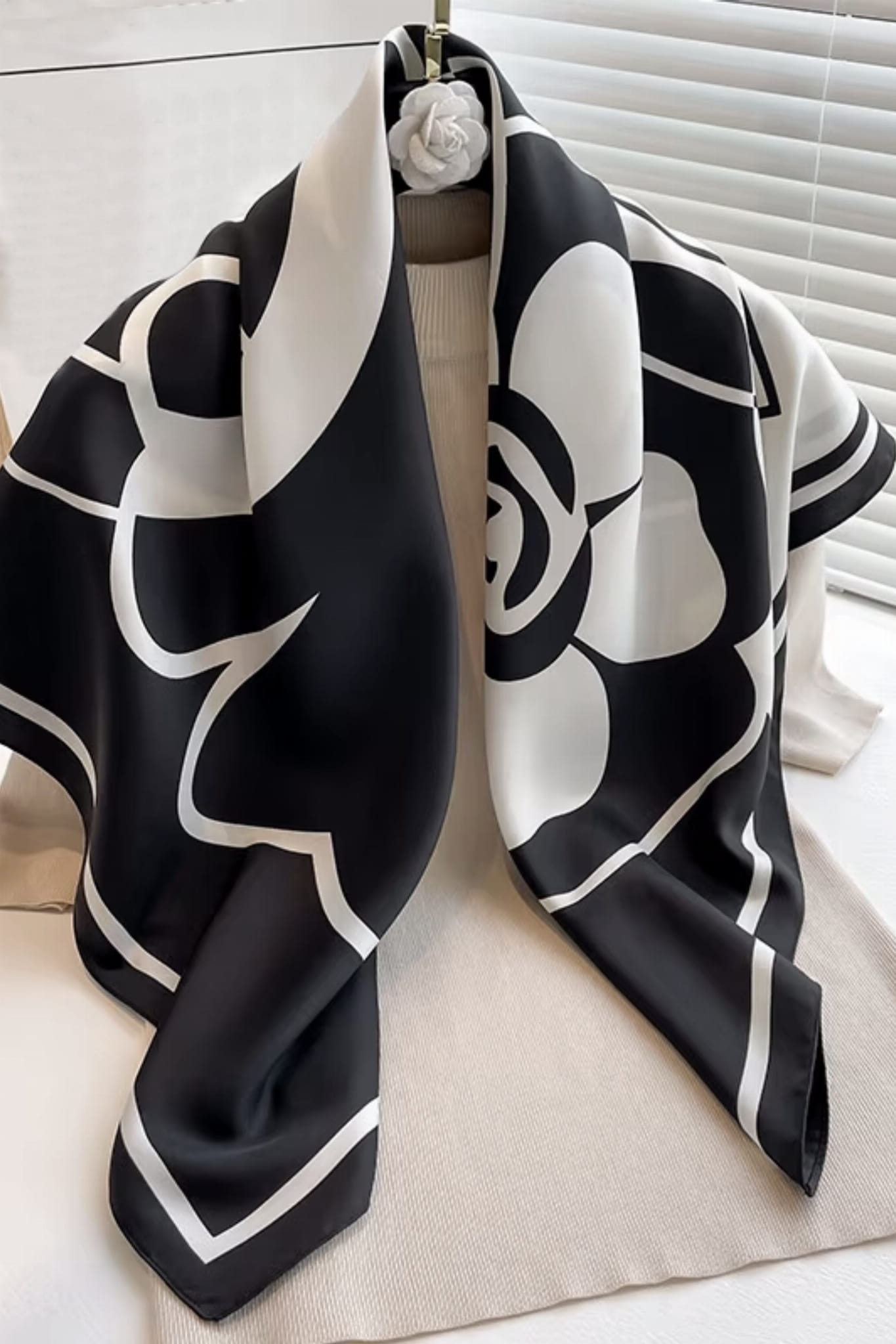 Apaszka w skali, ukazująca jej duże wymiary i efektowny wzór | KAMEA | Spironik.pl