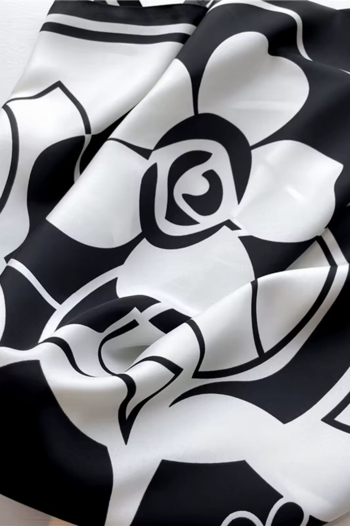 Apaszka z geometrycznym kwiatem, doskonała do stylizacji monochromatycznych | KAMEA | Spironik.pl