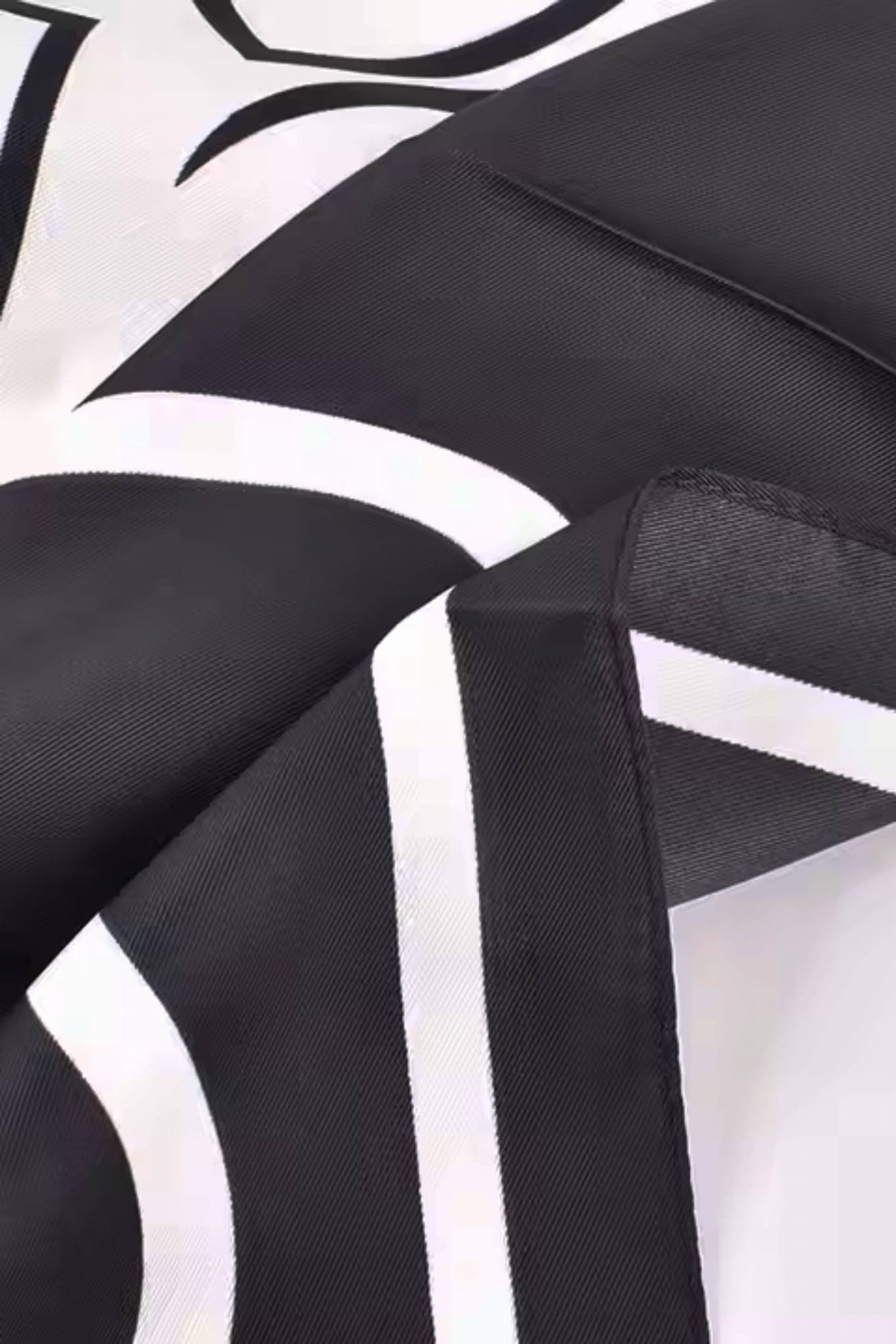 Apaszka w użyciu jako opaska na włosy, dodająca stylu każdej stylizacji | KAMEA | Spironik.pl