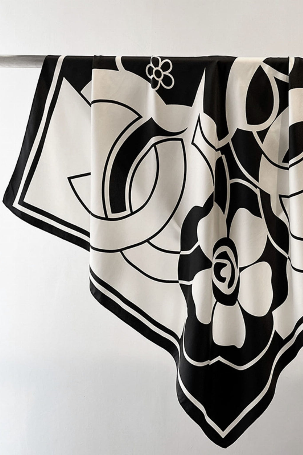 Detal faktury materiału apaszki, zapewniający komfort noszenia przez cały dzień | KAMEA | Spironik.pl