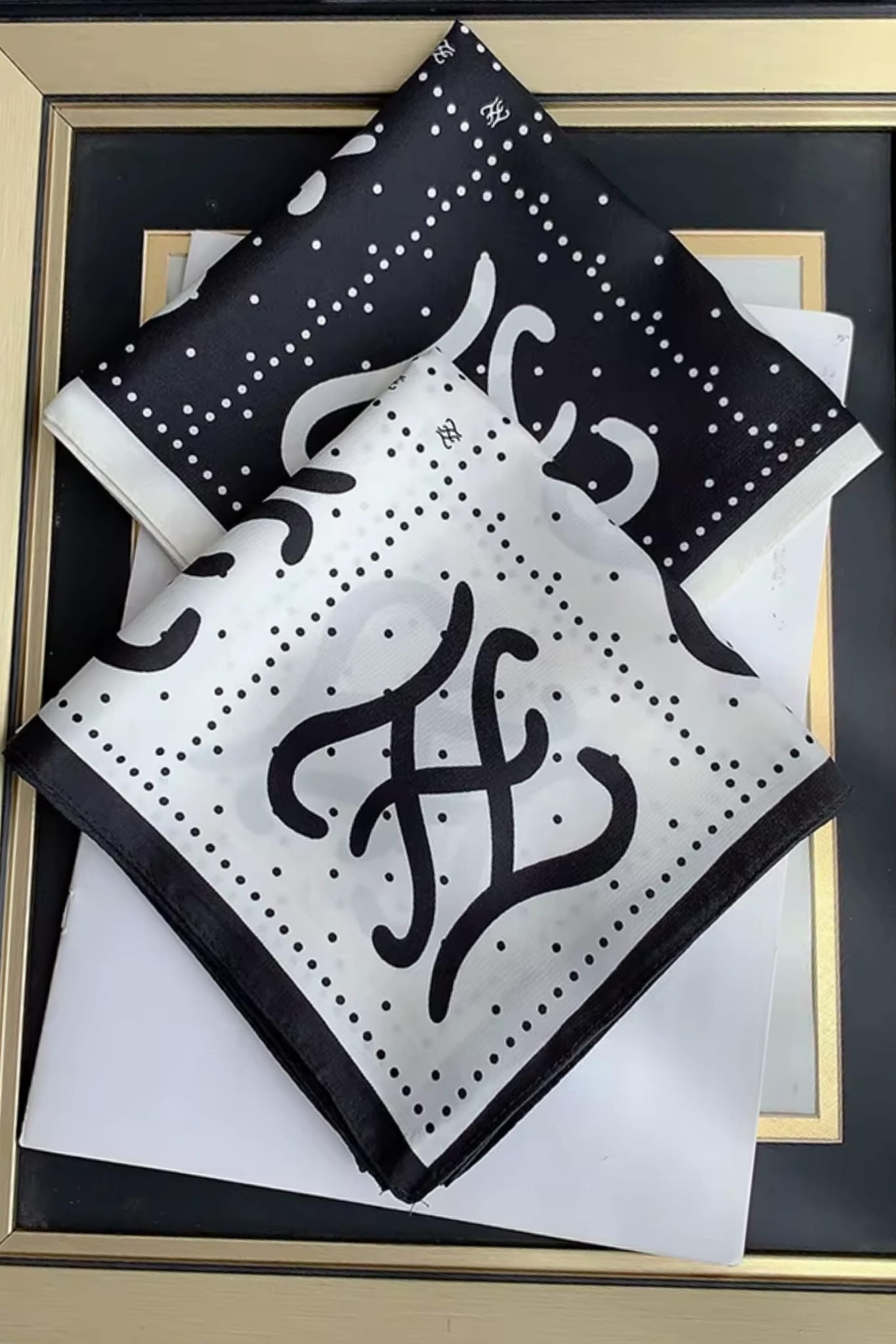 Faktura satynowego poliestru apaszki, podkreślająca jej lekkość i miękkość | KAMEA | Spironik.pl