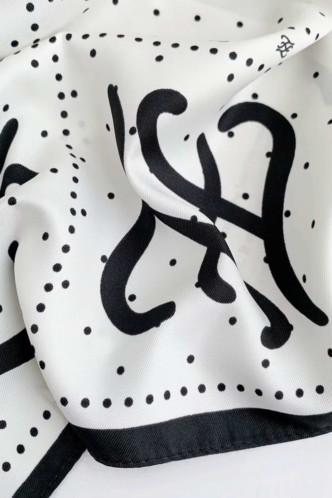 Apaszka w stylu retro, idealna do noszenia na szyi lub jako ozdoba torebki | KAMEA | Spironik.pl