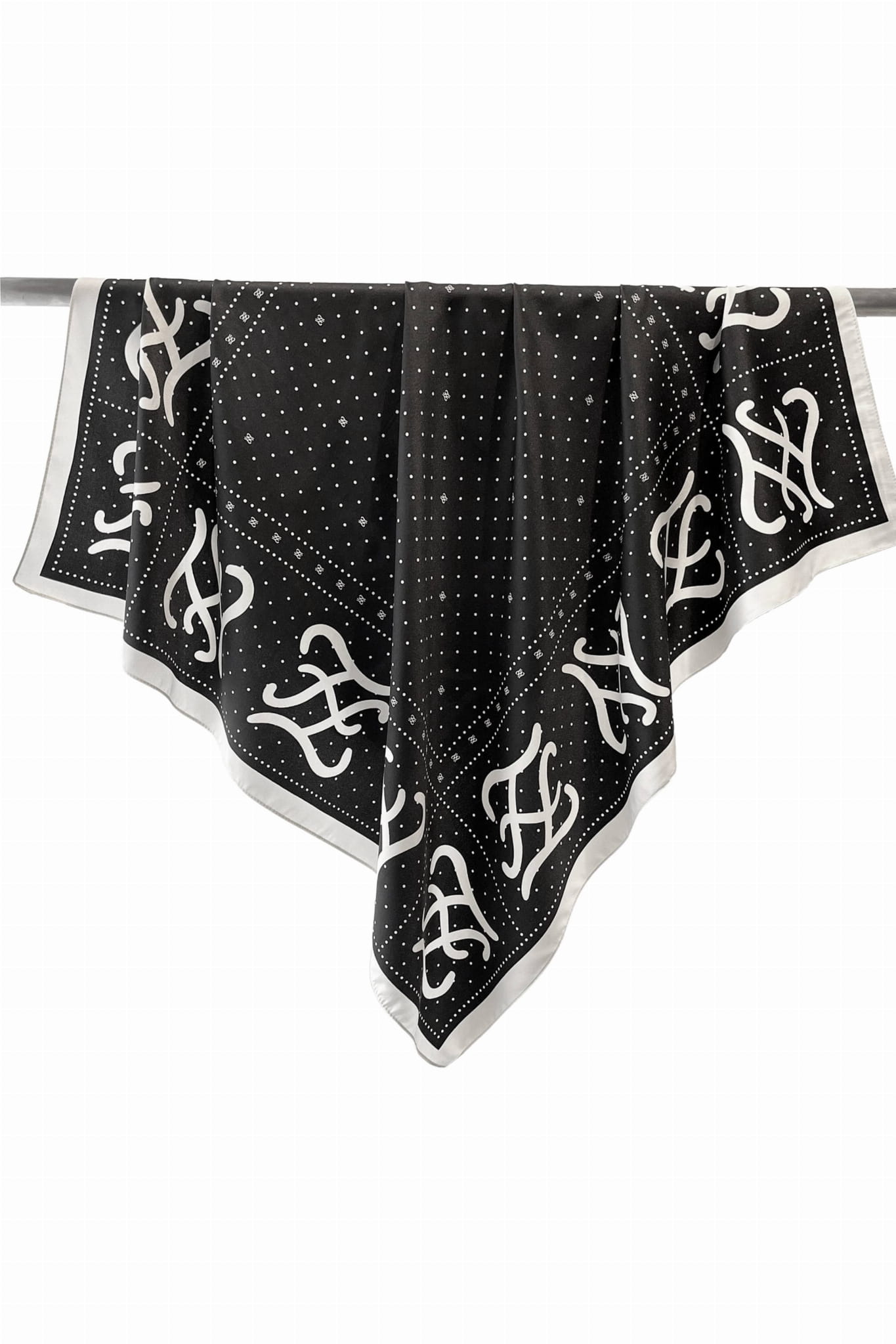 Apaszka, Model: F204-2//T39//18, Kolor: czarny, Skład materiału: 100% Poliester, Przeznaczenie: Wielosezonowe, Wymiary(długość/szerokość): 90cm/90cm