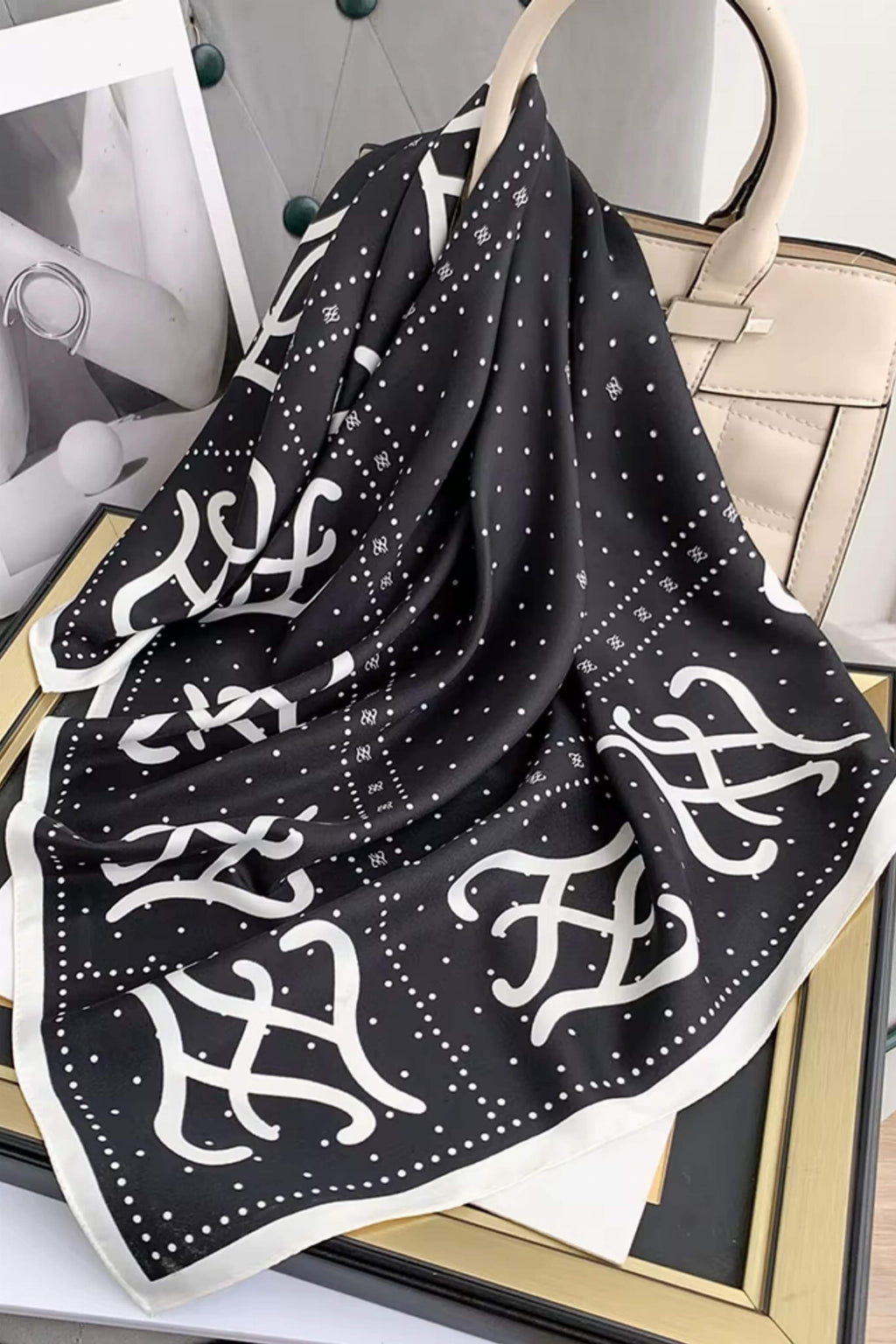 Detal apaszki z wyraźnym wzorem monogramu w stylu retro i drobnymi groszkami | KAMEA | Spironik.pl