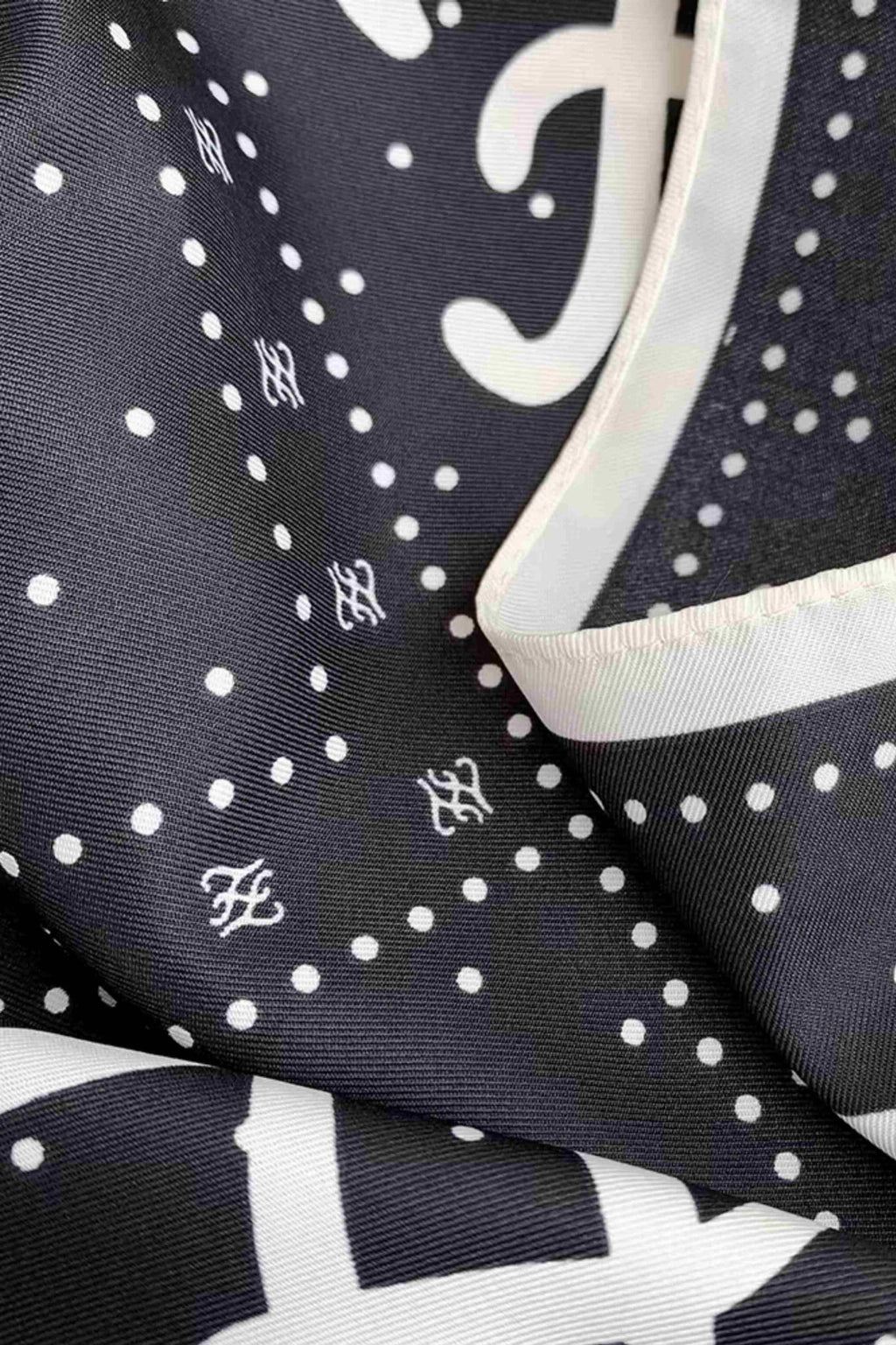 Apaszka w eleganckim czarnym kolorze, idealna do stylizacji na każdą porę roku | KAMEA | Spironik.pl