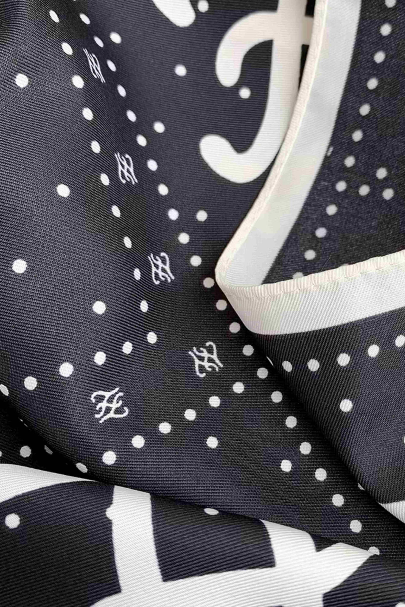 Apaszka w eleganckim czarnym kolorze, idealna do stylizacji na każdą porę roku | KAMEA | Spironik.pl