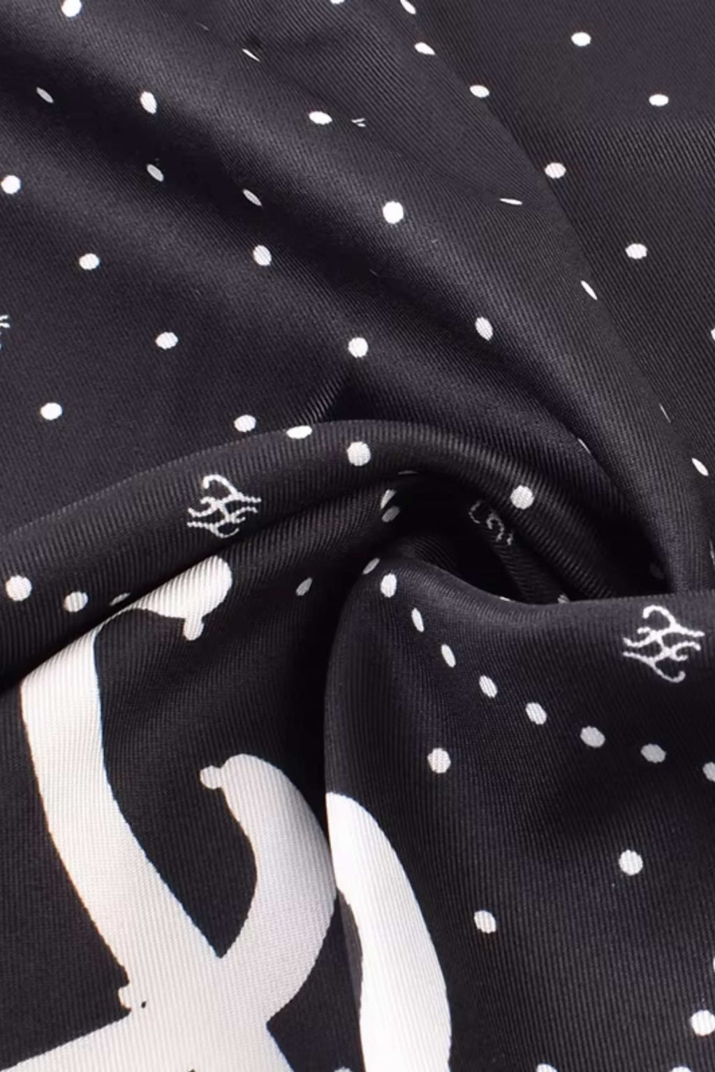 Widok na apaszkę ułożoną na płasko, ukazujący jej miękką i lekką fakturę | KAMEA | Spironik.pl